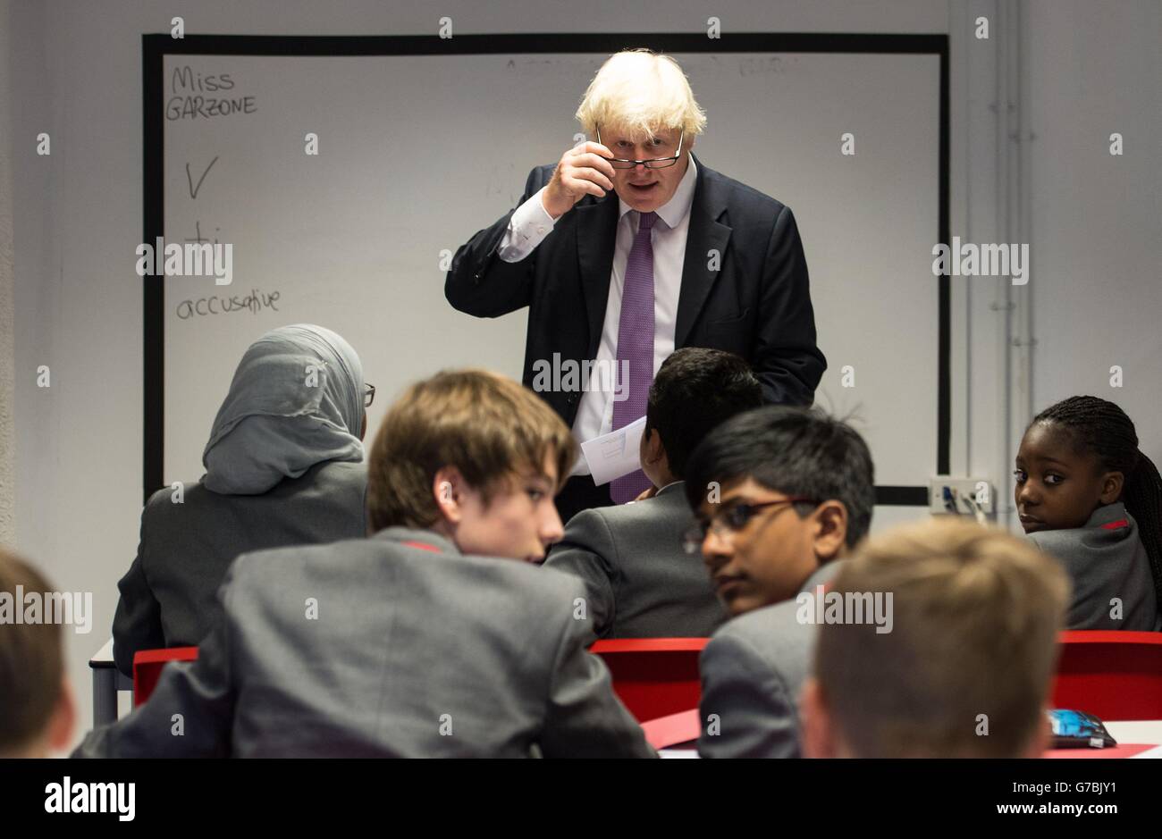 Il sindaco di Londra Boris Johnson insegna una lezione di latino alla East London Science School di Newham dove la scuola gratuita è di beneficiare di 'la fabbrica di fisica' che il sindaco ha investito &Acirc;&Pound;443,000 ed è parte di un più grande schema in cui le scuole attraverso la capitale saranno date &Acirc;&Pound;24 milioni di euro per aumentare gli standard. Foto Stock