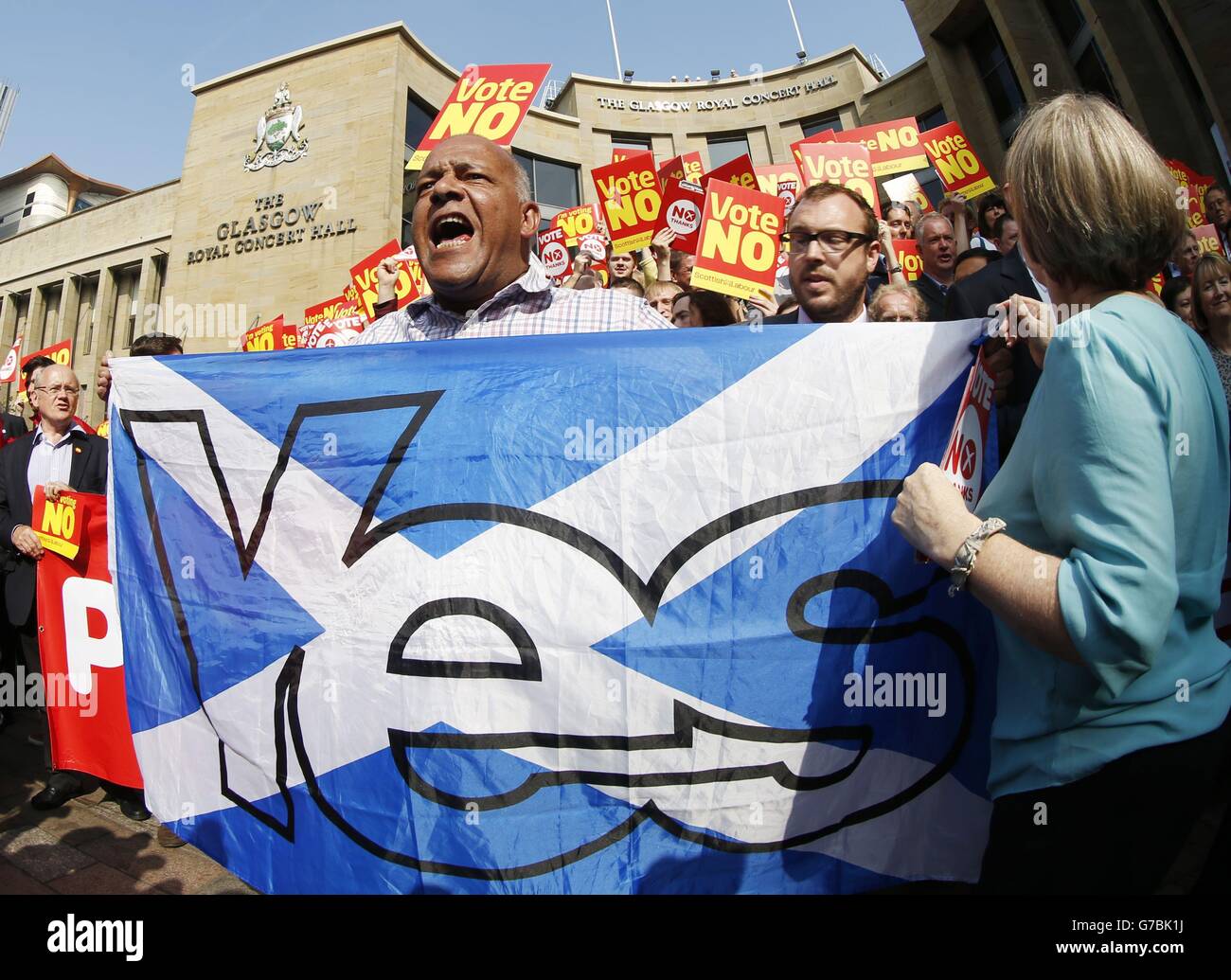 Un sostenitore Sì schianta un raduno laburista Better Together su Buchanan Street a Glasgow, mentre la campagna prima del referendum scozzese sull'indipendenza si intensifica. Foto Stock