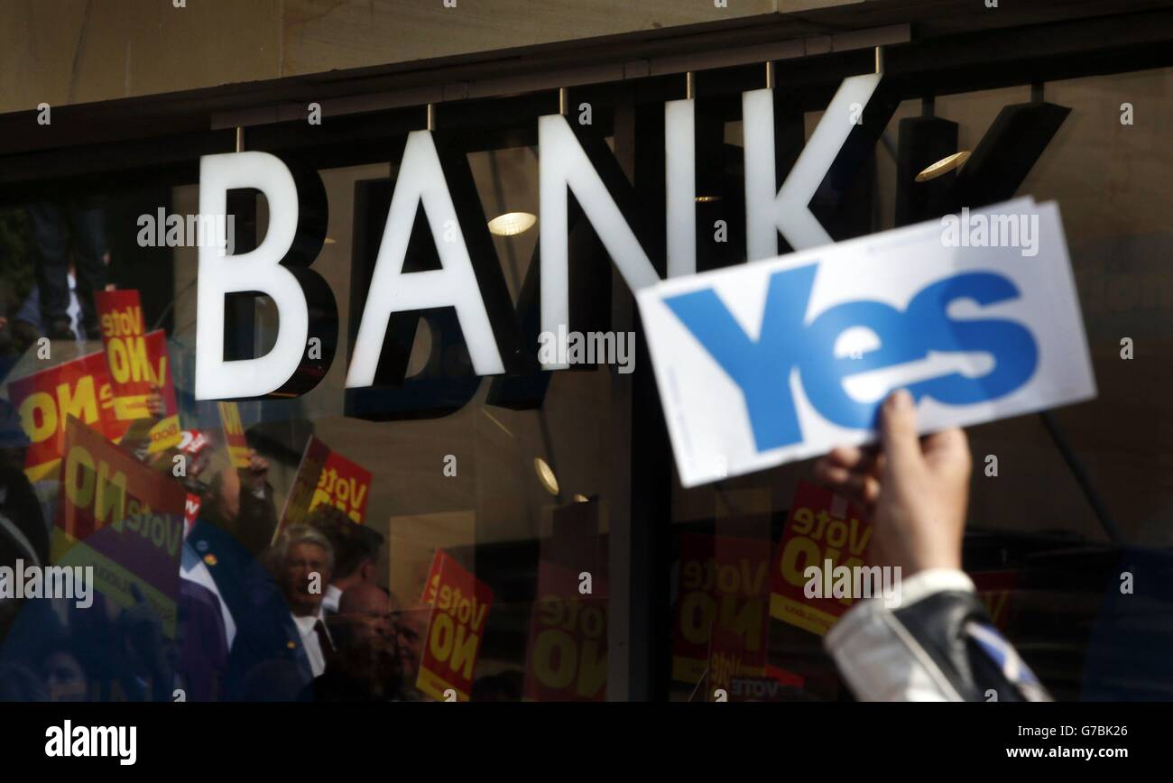 Un sostenitore Sì schianta un raduno laburista Better Together su Buchanan Street a Glasgow, mentre la campagna prima del referendum scozzese sull'indipendenza si intensifica. Foto Stock