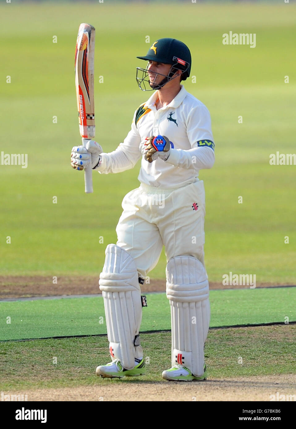 James Taylor di Nottinghamshire festeggia il suo mezzo secolo durante il terzo giorno della partita della Divisione uno del campionato della contea di LV a Trent Bridge, Nottingham. Foto DI SSOCIAZIONE. Data immagine: Giovedì 11 settembre 2014. Vedi PA storia CRICKET Nottinghamshire. Il credito fotografico dovrebbe essere: Simon Cooper/PA Wire Foto Stock