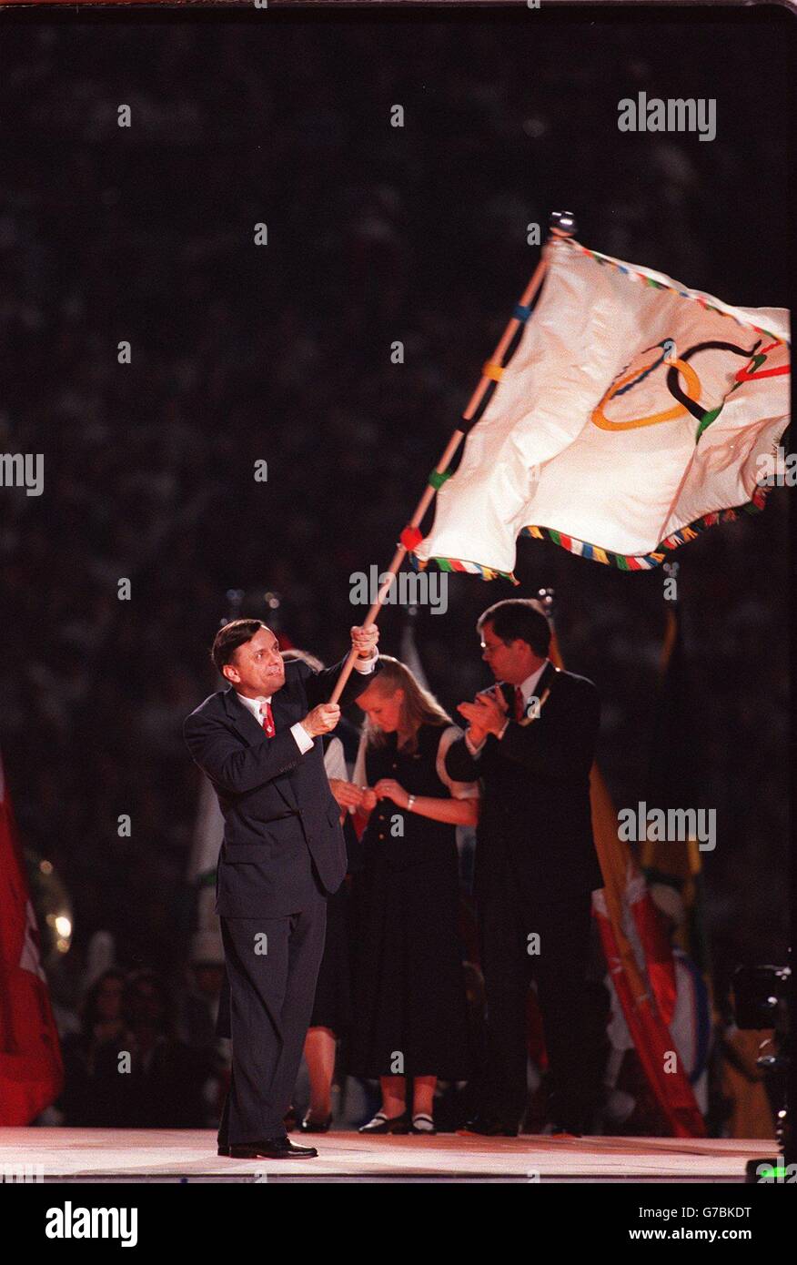 Olimpiadi di Atlanta - cerimonia di chiusura. Il Sydney Major con la bandiera olimpica Foto Stock