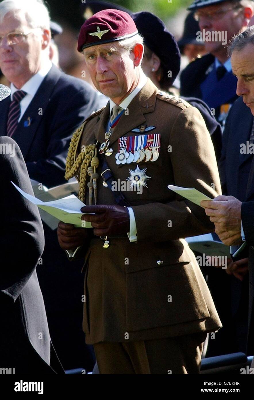 Il Principe di Galles al 60° anniversario del pellegrinaggio Airborne Memorial Service presso il cimitero di guerra di Oosterbeek, nei pressi di Arnhem, Olanda . Il principe Carlo si unì a più di 5,000 veterani e alle loro famiglie per ricordare quelli uccisi nell'epica battaglia di Arnhem esattamente 60 anni fa. Foto Stock