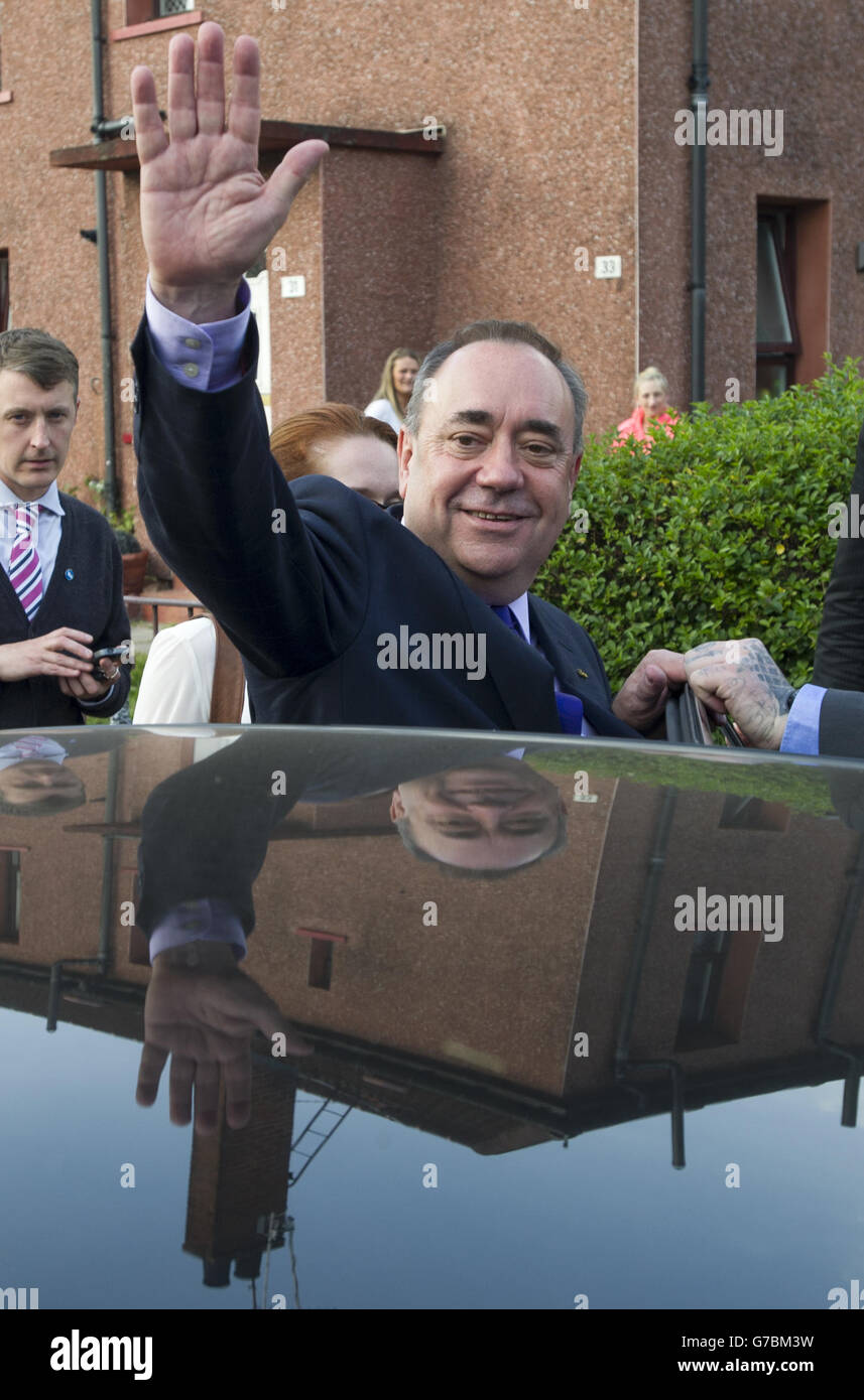 Il primo ministro scozzese Alex Salmond visita l'area di Tollcross di Glasgow per incontrare i sostenitori di Yes Scotland. Foto Stock
