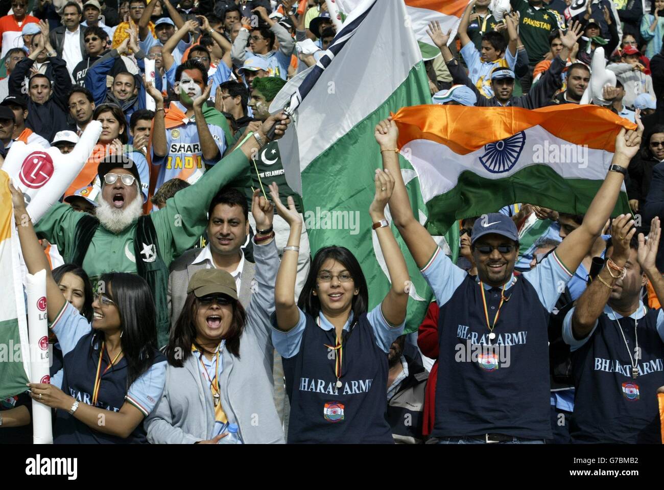 Tifoso pakistano, Cha Cha (zio) Cricket (centro, sinistra), celebra tra i tifosi indiani di cricket durante la partita I.C.C Champions Trophy tra Pakistan e India a Edgbaston, Birmingham. Foto Stock