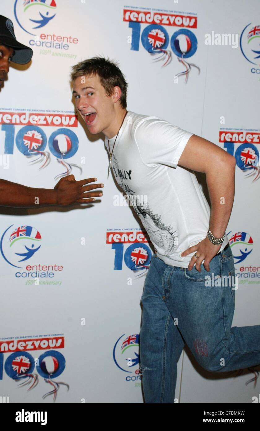 NESSUNA MERCHANDISING. Il cantante Lee Ryan dal backstage della boy band durante il 100° concerto dell'Entente corale : Rendezvous 100, presso la Wembley Arena nel nord di Londra. L'evento contribuisce a celebrare il centenario della firma e dell'accordo dell'epoca coloniale tra Francia e Inghilterra a Londra l'8 aprile 1904, con i proventi che vengono donati alle associazioni di beneficenza per la ricerca sul cancro in entrambi i paesi. Foto Stock
