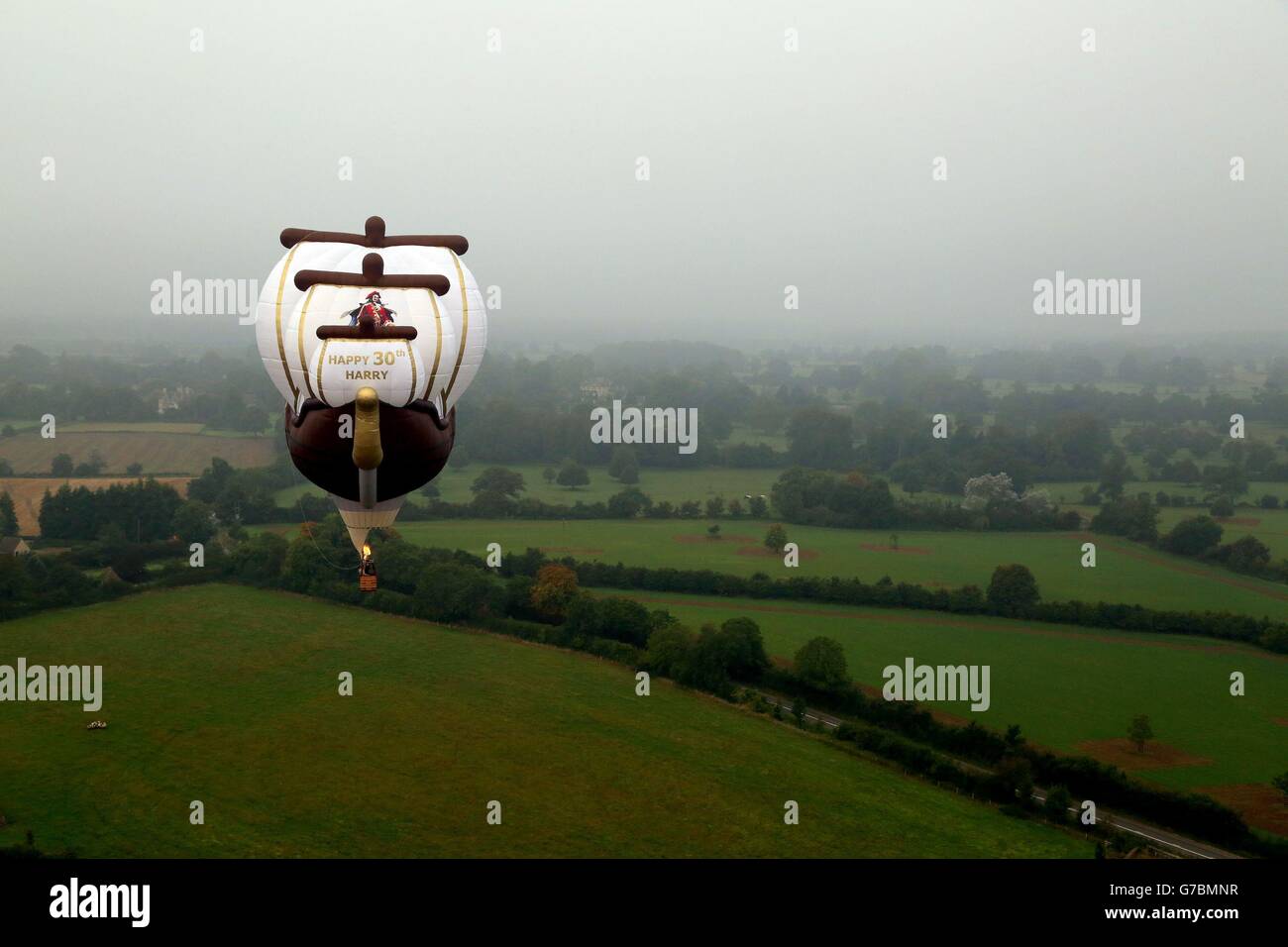 Una mongolfiera larga 128ft a forma di galeone, che è stato commissionato dal Capitano Morgan, vola vicino a Highgrove House vicino a Tetbury in Gloucestershire, per celebrare il trentesimo compleanno del principe Harry. Foto Stock