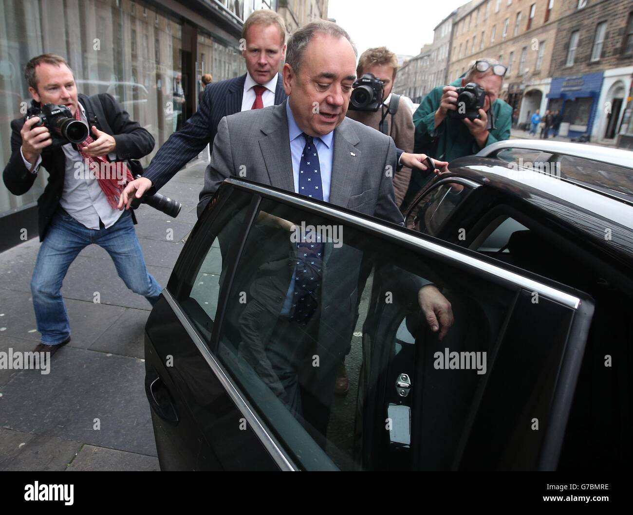 Il primo ministro scozzese Alex Salmond lascia l'Hilton Double Tree Hotel di Edimburgo dopo la sua apparizione sulla mostra della BBC Andrew Marr questa mattina prima del voto del referendum scozzese del 18 settembre. Foto Stock