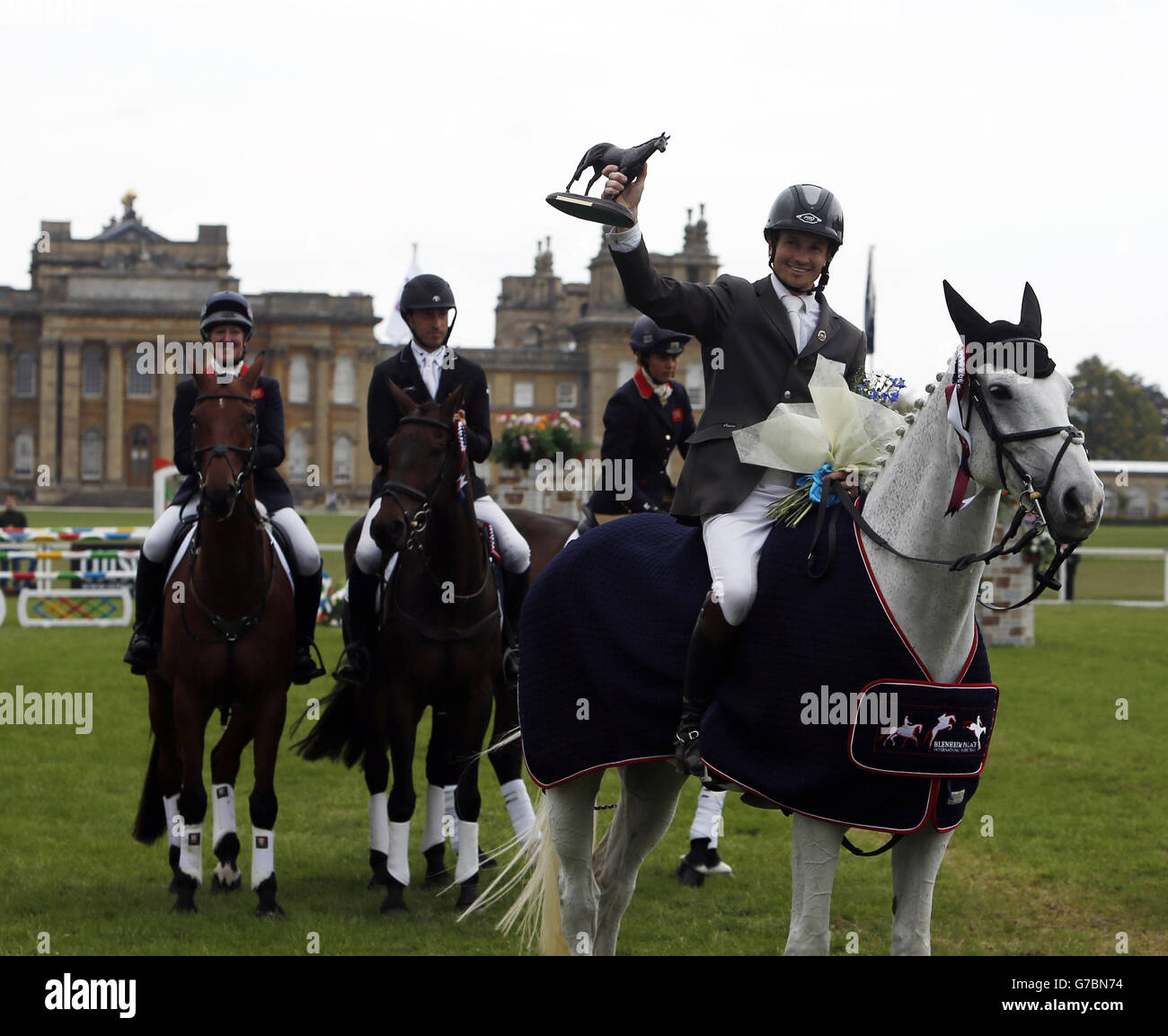 Il Gran Bretagna Francis Whittington Riding Easy Target celebra la vittoria del concorso CCI 3* il quarto giorno della prova ippica internazionale di Blenheim Palace nell'Oxfordshire. Foto Stock