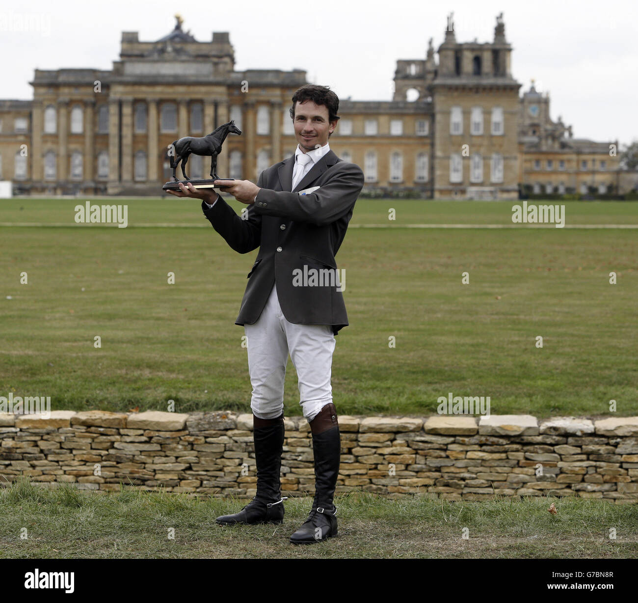 Il Gran Bretagna Francis Whittington Riding Easy Target vince il concorso CCI 3* il quarto giorno della prova ippica internazionale di Blenheim Palace nell'Oxfordshire. Foto Stock