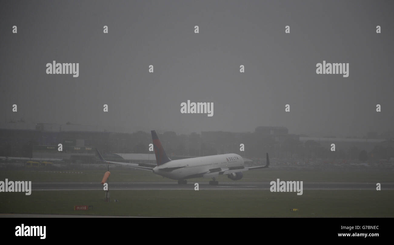 Un aereo atterra all'aeroporto di Heathrow, Londra ovest come gran parte dell'Inghilterra meridionale è stata coperta dalla nebbia fitta con i voli ritardati mentre la visibilità si riduce a meno di 100 metri nei luoghi. Foto Stock Un aereo atterra all'aeroporto di Heathrow, Londra ovest come gran parte dell'Inghilterra meridionale è stata coperta dalla nebbia fitta con i voli ritardati mentre la visibilità si riduce a meno di 100 metri nei luoghi. Foto Stock