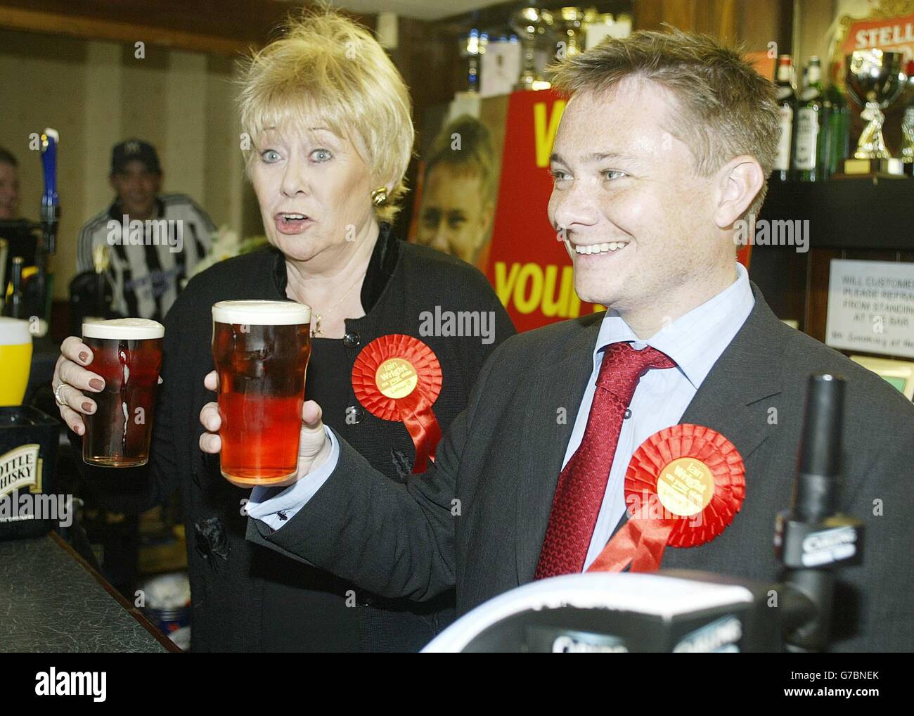 Hartlepool candidato Iain Wright con l'incoronazione strade Liz Dawn al club centrale sulla punta Hartlepool. Iain Wright spera di vincere il giovedì prossimo le elezioni di Hartlepool, provocate dal defunto di Peter Mandelson, recentemente nominato Commissario dell'Unione europea. Foto Stock