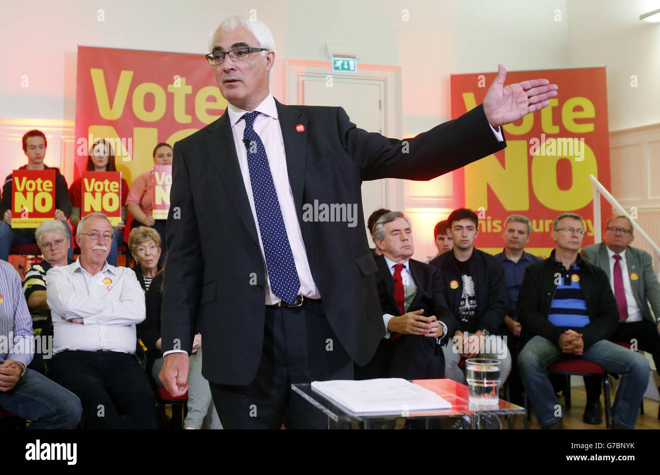 Better insieme leader della campagna Alistair Darling durante un evento di campagna al Municipio di Clydebank in Scozia, mentre la campagna prima del referendum scozzese per l'indipendenza entra nei suoi giorni finali. Foto Stock