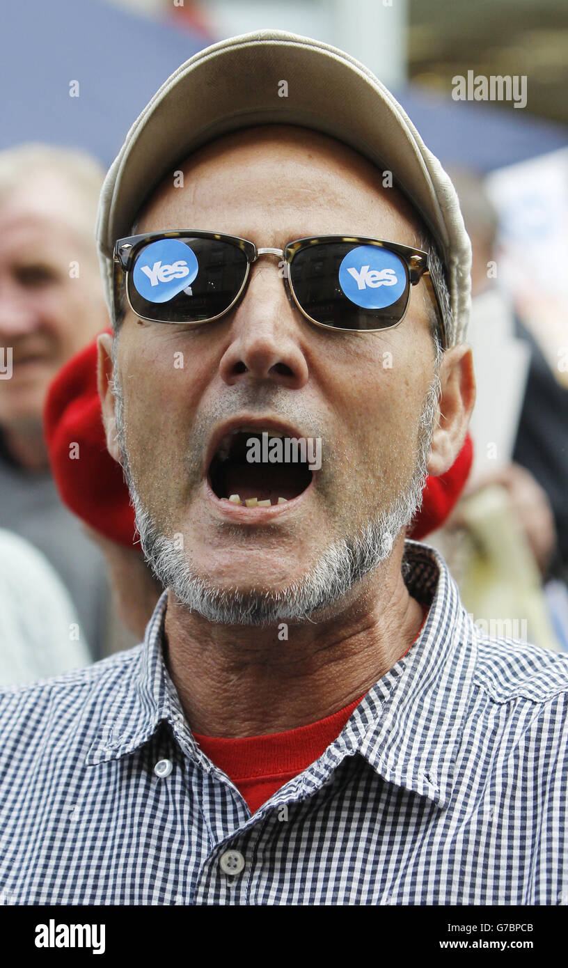 Un sostenitore del sì su Buchanan Street a Glasgow, Scozia, mentre la campagna antecedente al referendum per l'indipendenza scozzese entra nei suoi ultimi giorni. Foto Stock