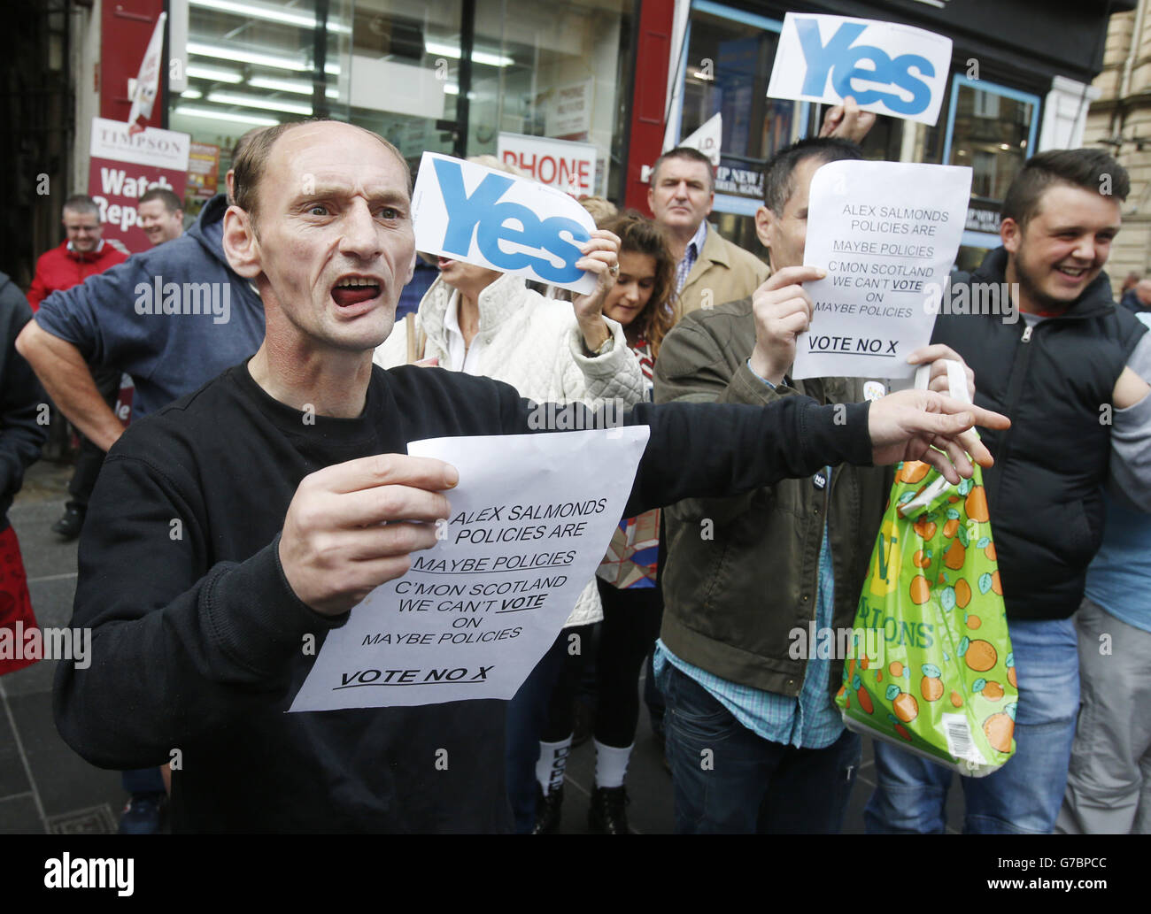 Un sostenitore di Better Together sostiene con un sostenitore di Yes su Buchanan Street a Glasgow, Scozia, quando la campagna in vista del referendum sull'indipendenza scozzese entra nei suoi giorni finali. Foto Stock