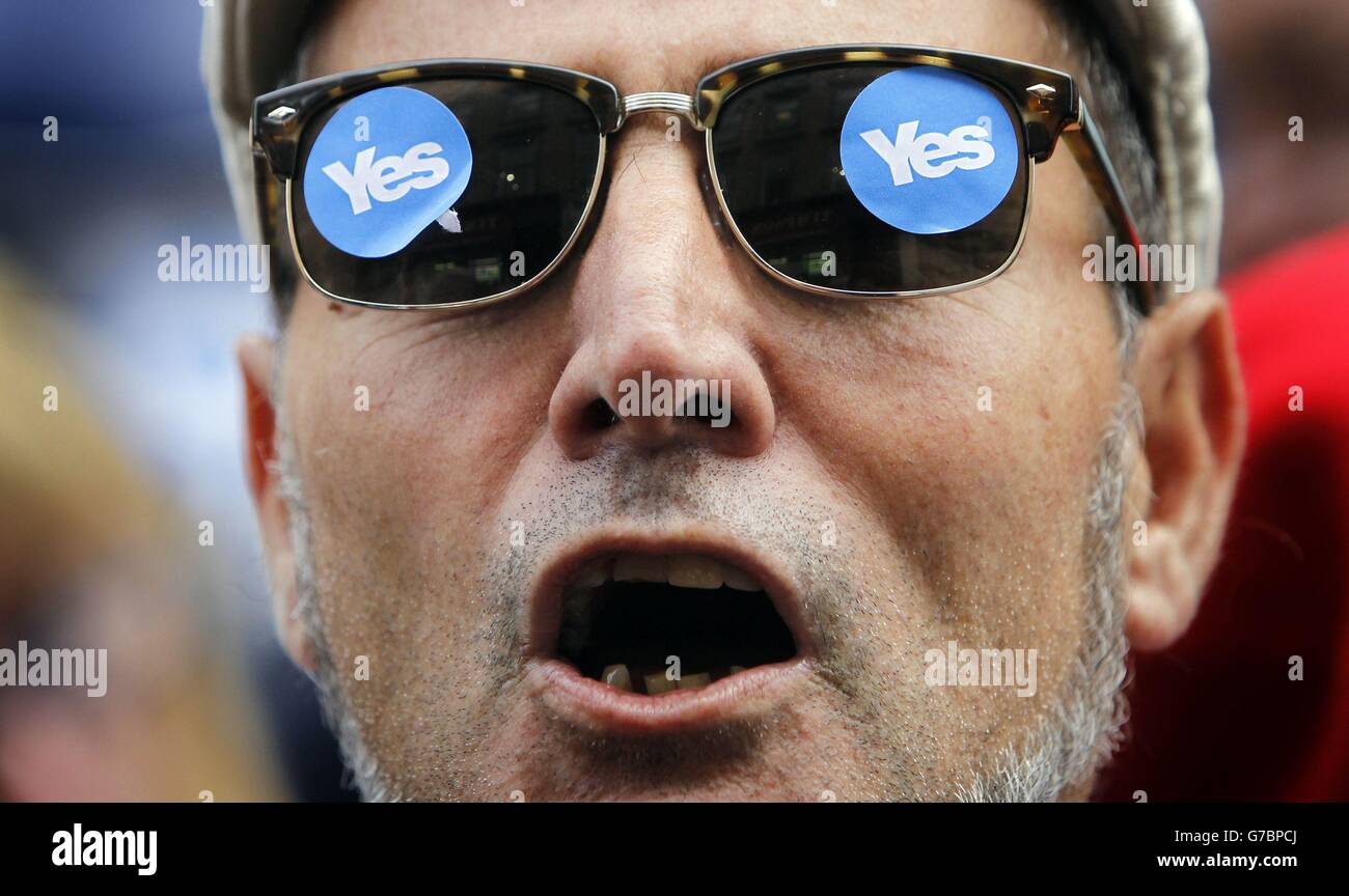 Un sostenitore del sì su Buchanan Street a Glasgow, Scozia, mentre la campagna antecedente al referendum per l'indipendenza scozzese entra nei suoi ultimi giorni. Foto Stock