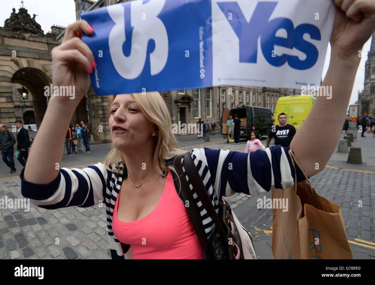 Un "sì" e un sostenitore indipendente della Scozia gridano al "no" che ha condotto una campagna elettorale a Edimburgo oggi. Foto Stock