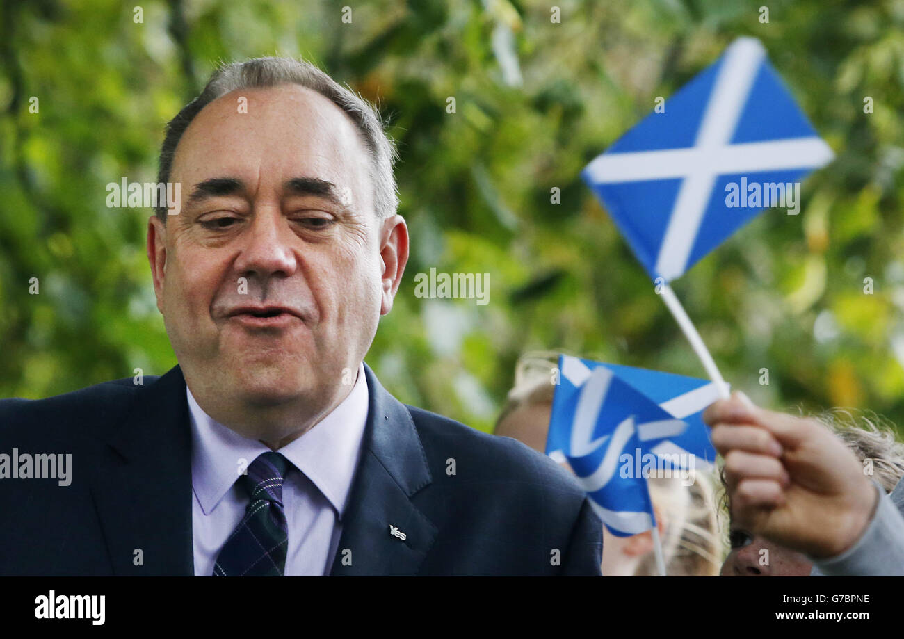 Il primo ministro scozzese Alex Salmond a Strichen, Scozia, come sondaggio condotto da YouGov dopo il voto della gente nel referendum scozzese prevede una vittoria per No dal 54% al 46% per Sì. L'indagine ha coinvolto 1,828 persone dopo il voto di oggi, insieme ai voti postali di 800 persone, e non è stato un tradizionale sondaggio di uscita. Foto Stock