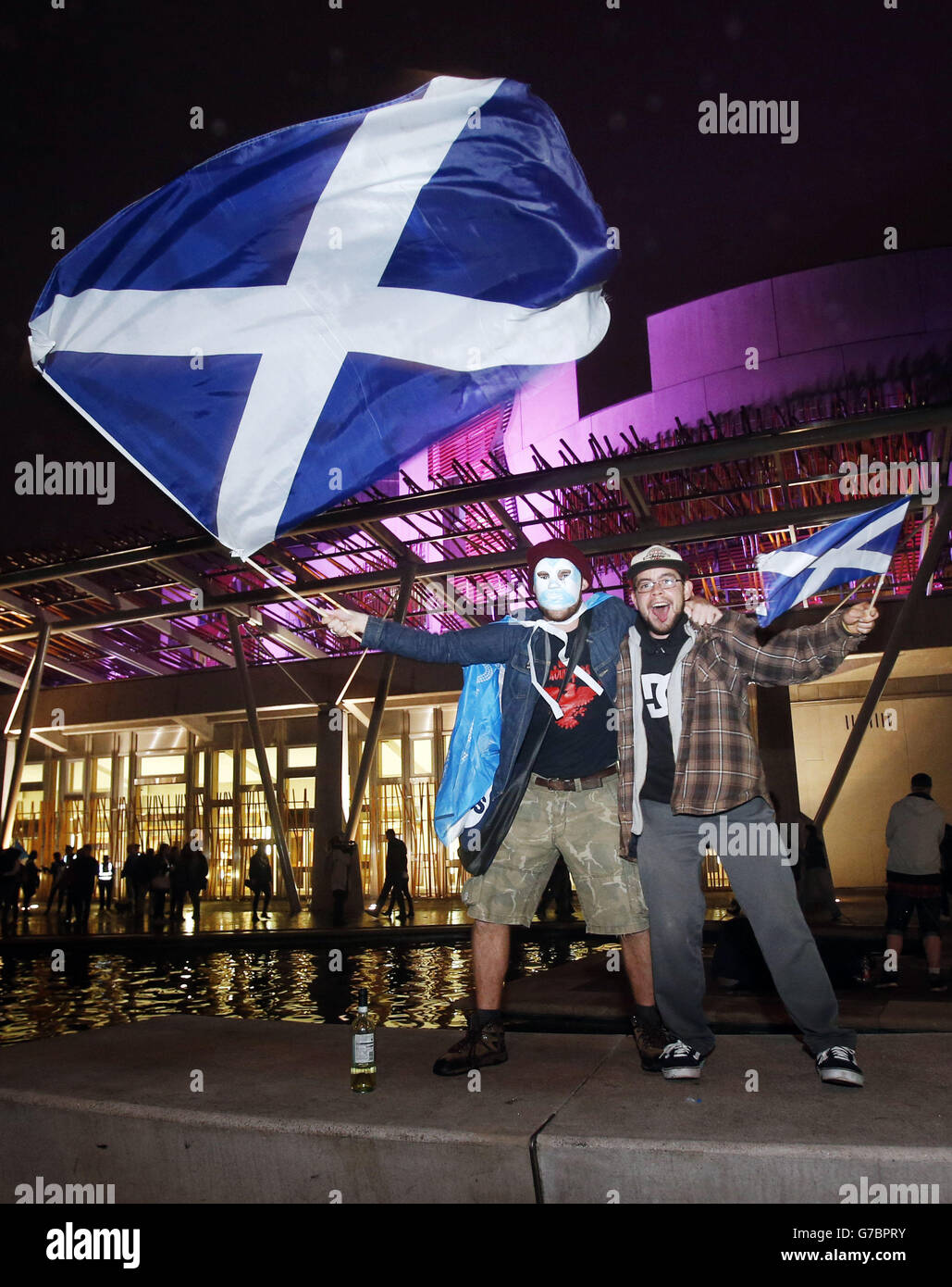 La scena al di fuori del Parlamento scozzese a Edimburgo come primo risultato del referendum sull'indipendenza ha dato un impulso agli attivisti pro-Regno Unito, con No che garantisce una vittoria confortevole nel Clackmannanshire. Foto Stock