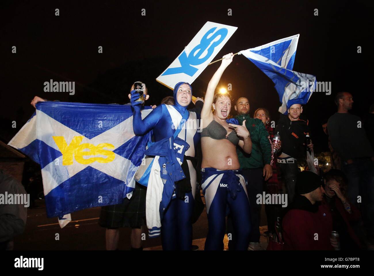 La scena al di fuori del Parlamento scozzese a Edimburgo come primo risultato del referendum sull'indipendenza ha dato un impulso agli attivisti pro-Regno Unito, con No che garantisce una vittoria confortevole nel Clackmannanshire. Foto Stock