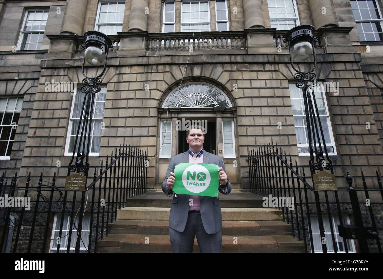 Un no sostenitore fuori dalla Bute House a Edimburgo, dove il primo ministro scozzese Alex Salmond si è dimesso dopo che la Scozia ha respinto l'indipendenza con il referendum scozzese sull'indipendenza. Foto Stock