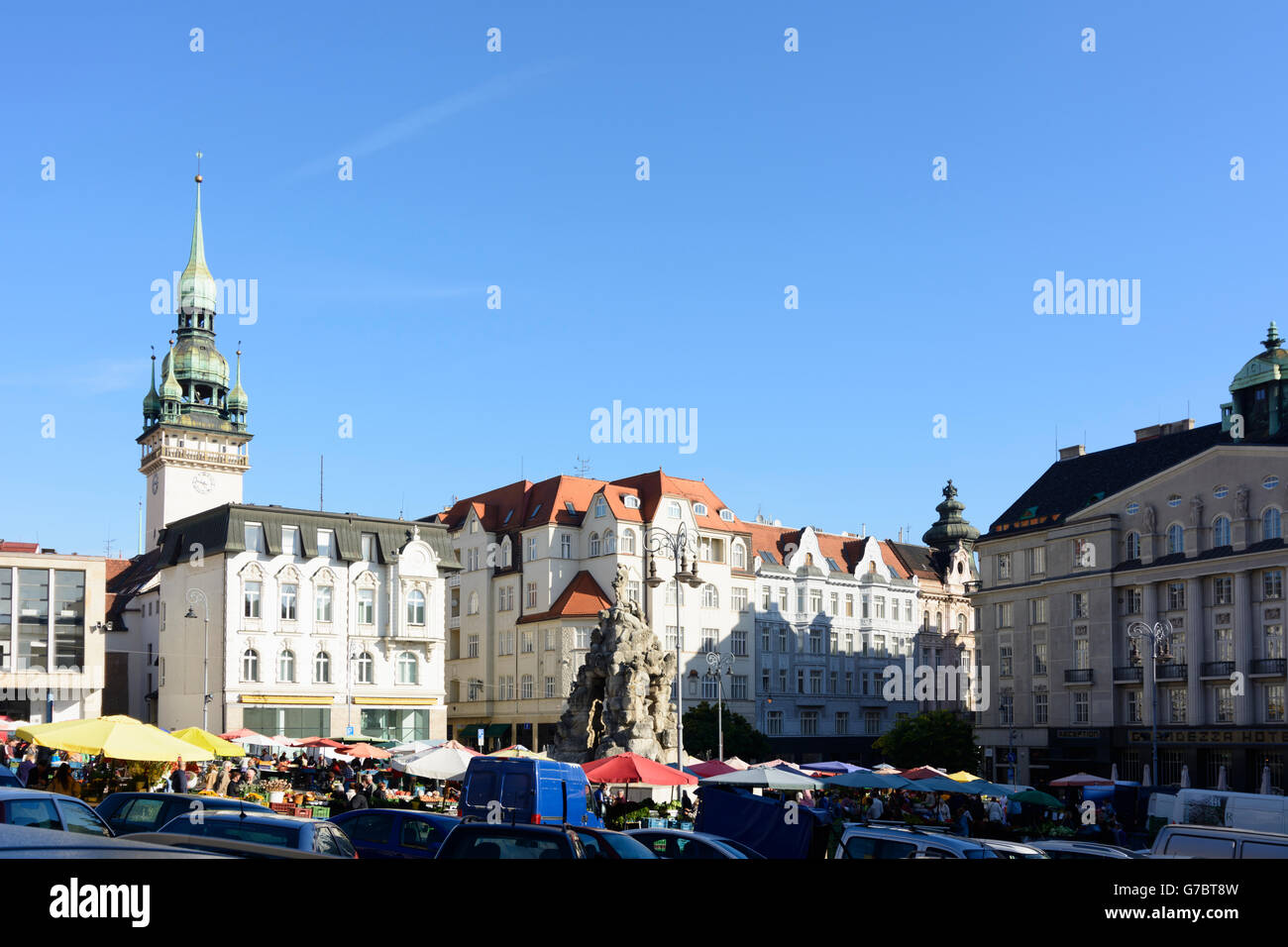 Zelny trh ( mercato ortofrutticolo ) con il Parnaso Fontana e dietro la torre del Vecchio Municipio, Brno (Brünn), Repubblica Ceca, Jiho Foto Stock