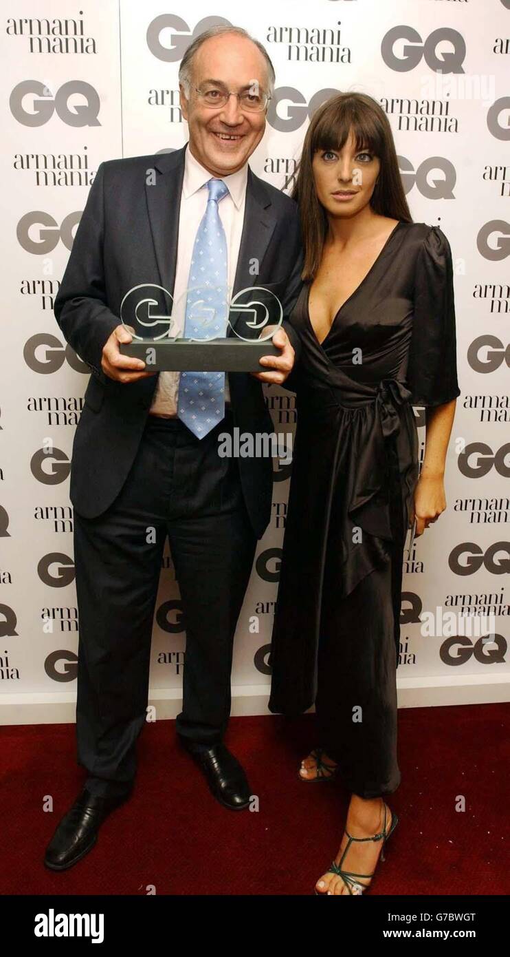 La presentatrice televisiva Claudia Winkleman presenta Michael Howard MP con il premio politico durante il settimo annuale GQ Men of the Year Awards alla Royal Opera House di Covent Garden, nel centro di Londra Foto Stock