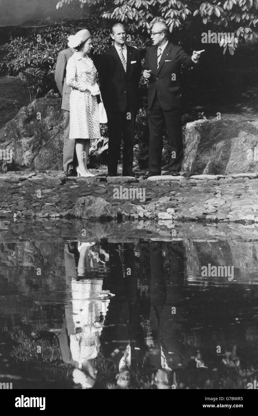 La Regina Elisabetta II e il Duca di Edimburgo hanno fatto una visita al giardino del Palazzo distaccato di Katsure a Tokyo da Tadashi Ishikawa, capo dell'ufficio di Kyoto dell'Agenzia Imperiale delle famiglie. Foto Stock