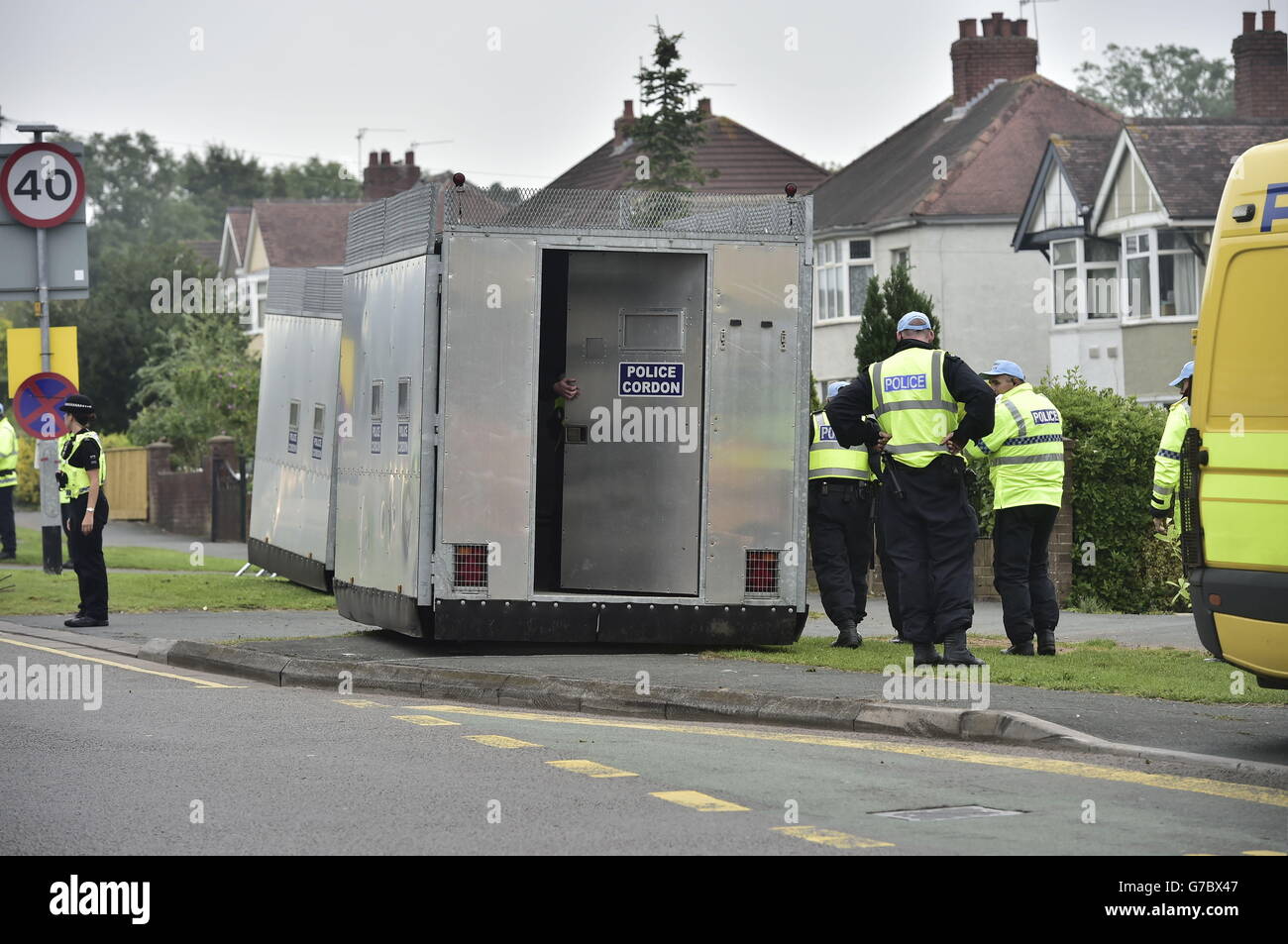 La polizia sposta un cordone di polizia mobile in posizione vicino a Celtic Manor a Newport, nel Galles meridionale, il primo giorno del vertice NATO di quest'anno. Foto Stock
