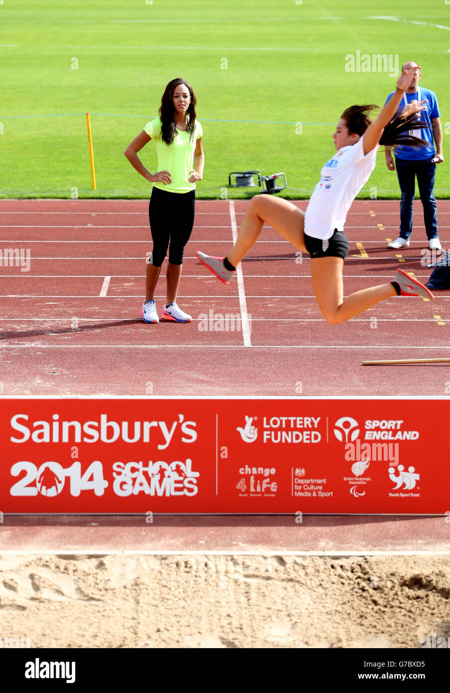 Katarina Johnson-Thompson tiene una master class di salto lungo e salto alto per i giovani atleti durante i Giochi scolastici 2014 di Sainsbury alla Regional Arena di Manchester. Foto Stock