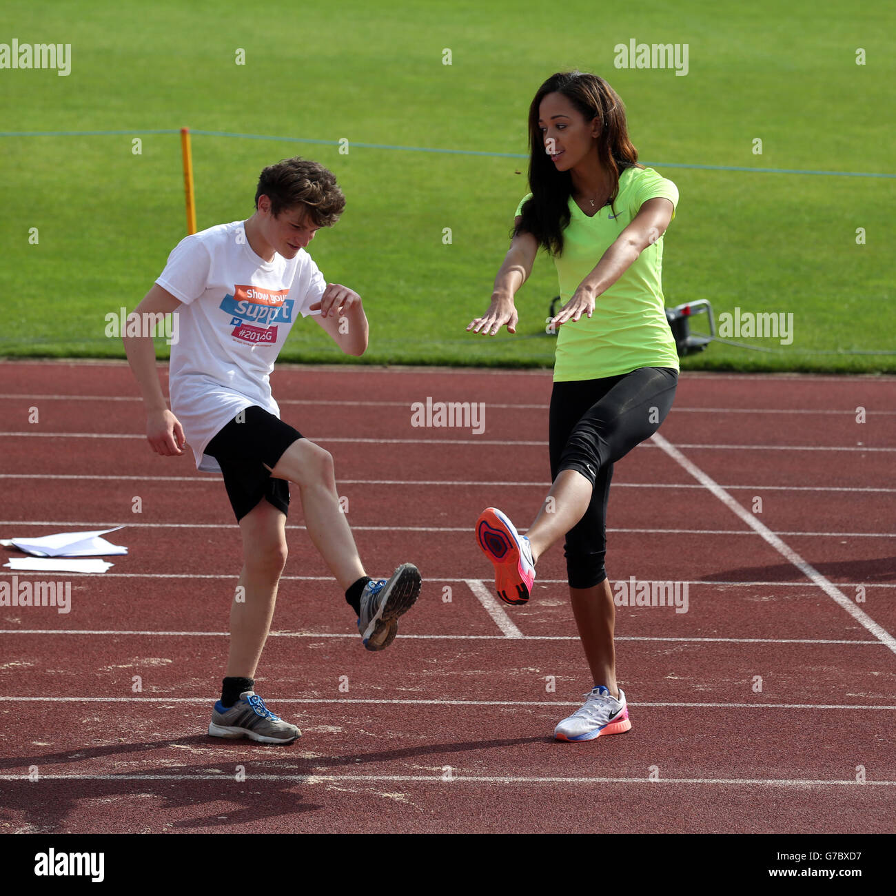 Katarina Johnson-Thompson tiene una master class di salto lungo e salto alto per i giovani atleti durante i Giochi scolastici 2014 di Sainsbury alla Regional Arena di Manchester. Foto Stock