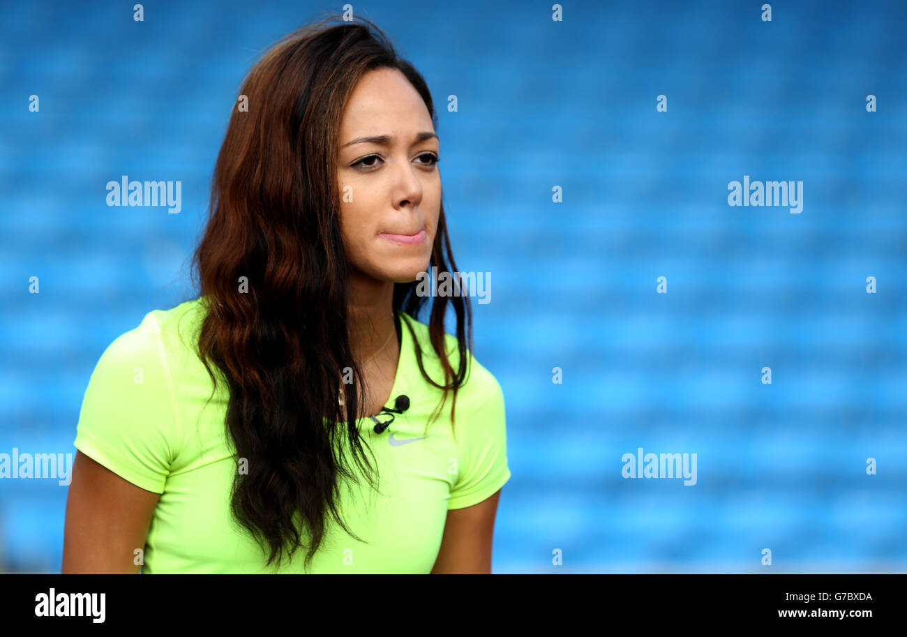 Katarina Johnson-Thompson tiene una master class di salto lungo e salto alto per i giovani atleti durante i Giochi scolastici 2014 di Sainsbury alla Regional Arena di Manchester. Foto Stock