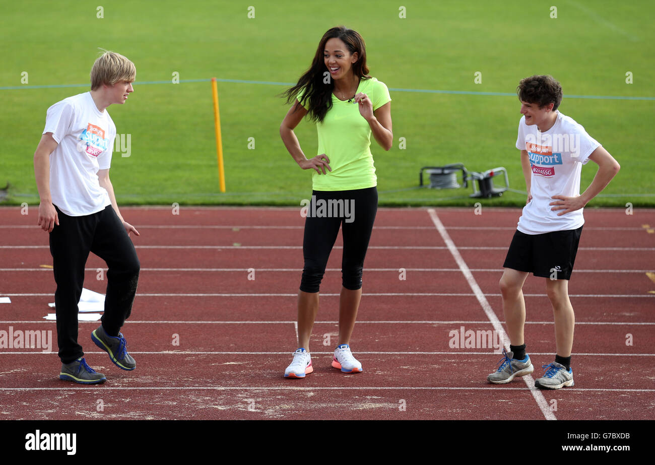 Katarina Johnson-Thompson tiene una master class di salto lungo e salto alto per i giovani atleti durante i Giochi scolastici 2014 di Sainsbury alla Regional Arena di Manchester. Foto Stock