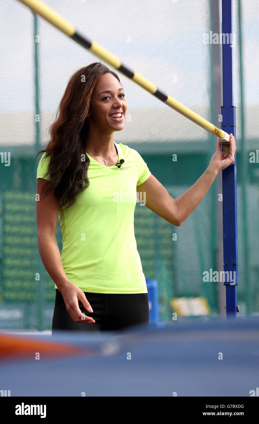 Katarina Johnson-Thompson tiene una master class di salto lungo e salto alto per i giovani atleti durante i Giochi scolastici 2014 di Sainsbury alla Regional Arena di Manchester. Foto Stock