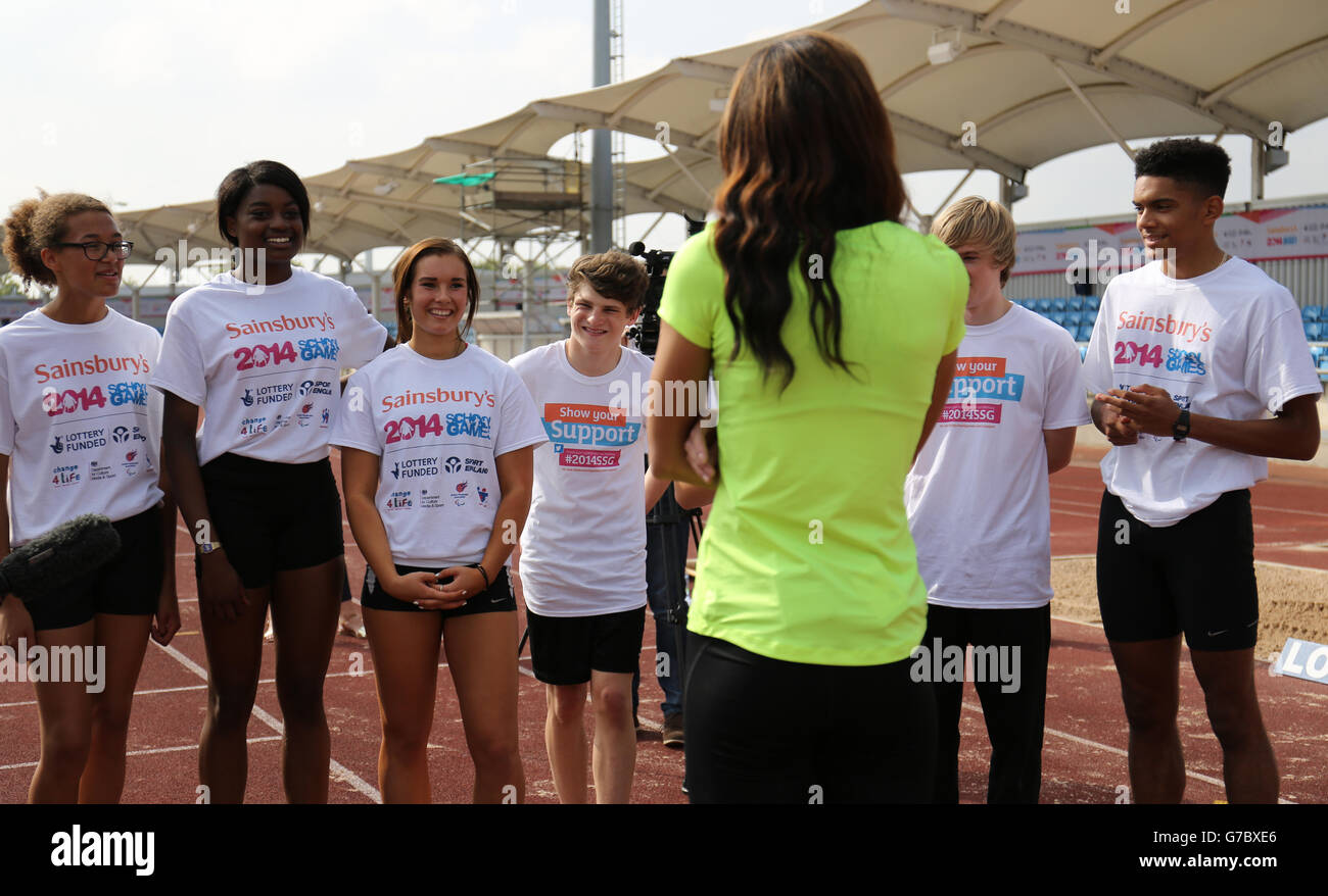 Katarina Johnson-Thompson tiene una master class di salto lungo e salto alto per i giovani atleti durante i Giochi scolastici 2014 di Sainsbury alla Regional Arena di Manchester. Foto Stock