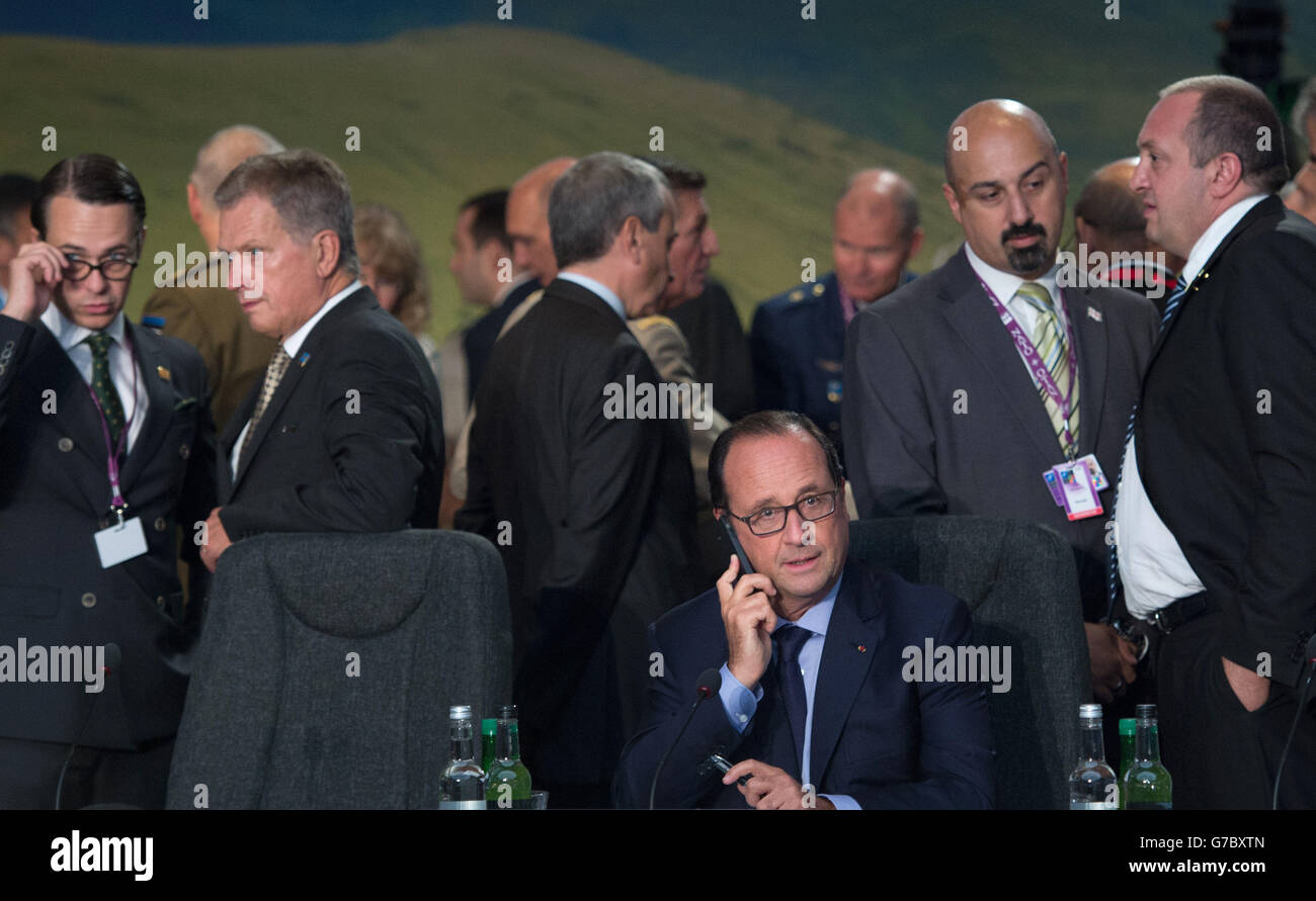 Il presidente francese Francoise Hollande partecipa alla prima sessione del vertice NATO di quest'anno a Celtic Manor a Newport, nel Galles meridionale. Foto Stock