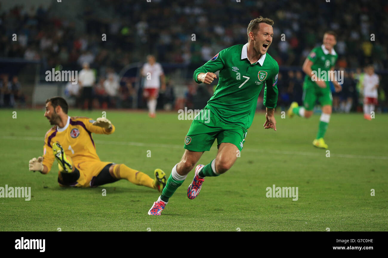 Aiden McGeady, in Repubblica d'Irlanda, celebra il traguardo di apertura durante la partita di qualificazione UEFA Euro 2016 del Gruppo D alla Boris Paichadze Dinamo Arena di Tbilisi. Foto Stock