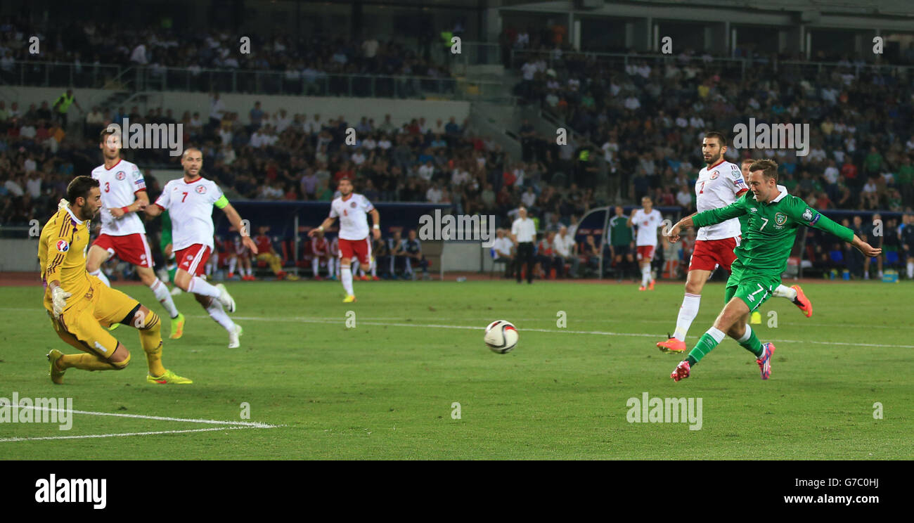 La Repubblica d'Irlanda Aiden McGeady segna il gol di apertura durante la qualificazione UEFA Euro 2016, partita del gruppo D alla Boris Paichadze Dinamo Arena, Tbilisi. Foto Stock