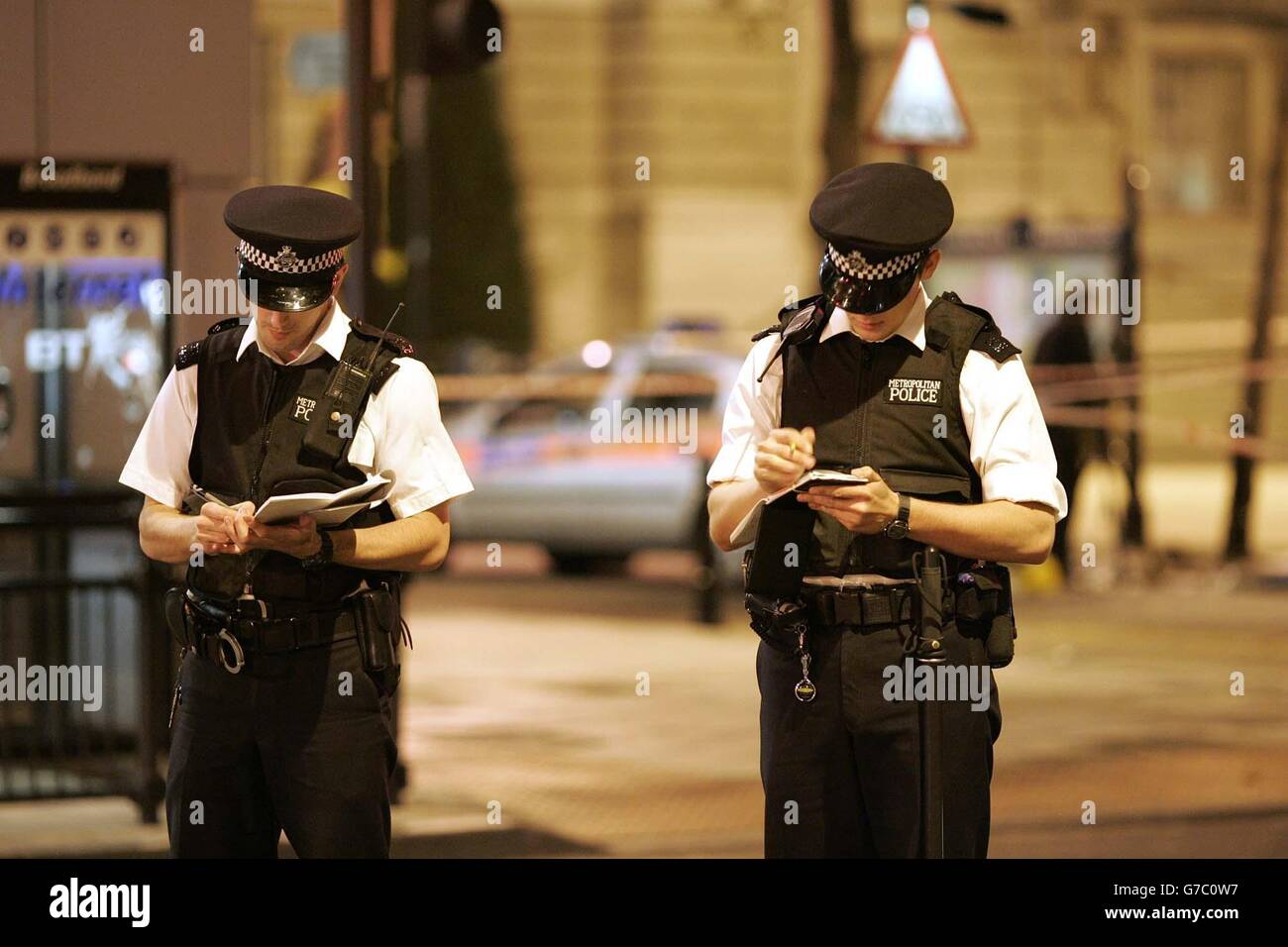 Gli agenti di polizia frequentano la scena di un incidente mortale vicino ai gradini del Municipio di Hackney, Mare Street, a est di Londra. Un ragazzo di 16 anni è stato pugnalato a morte in seguito a una lotta di strada tra due gruppi di scolari, poco prima delle 16.00, quando le classi sono terminate. Foto Stock