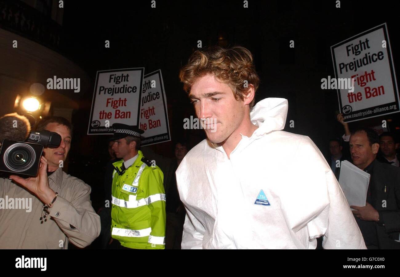 Luke Tomlinson lascia la stazione di polizia di Charing Cross nel centro di Londra. È un otto manifestanti accusati di entrare nelle camere della Camera dei Comuni. Foto Stock