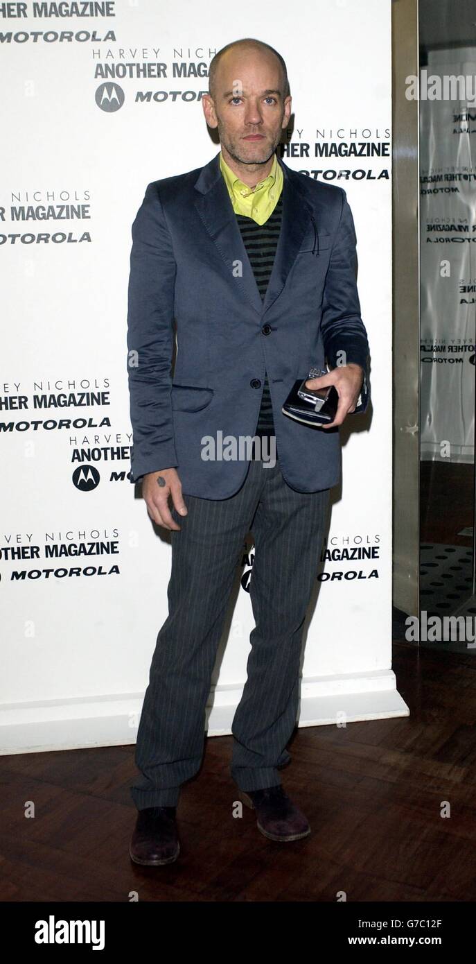 Michael Stipe, frontman della REM, arriva per il lancio della nuova rivista un altro, al ristorante Fifth Floor di Harvey Nichols, Knightsbridge, nel centro di Londra. Foto Stock