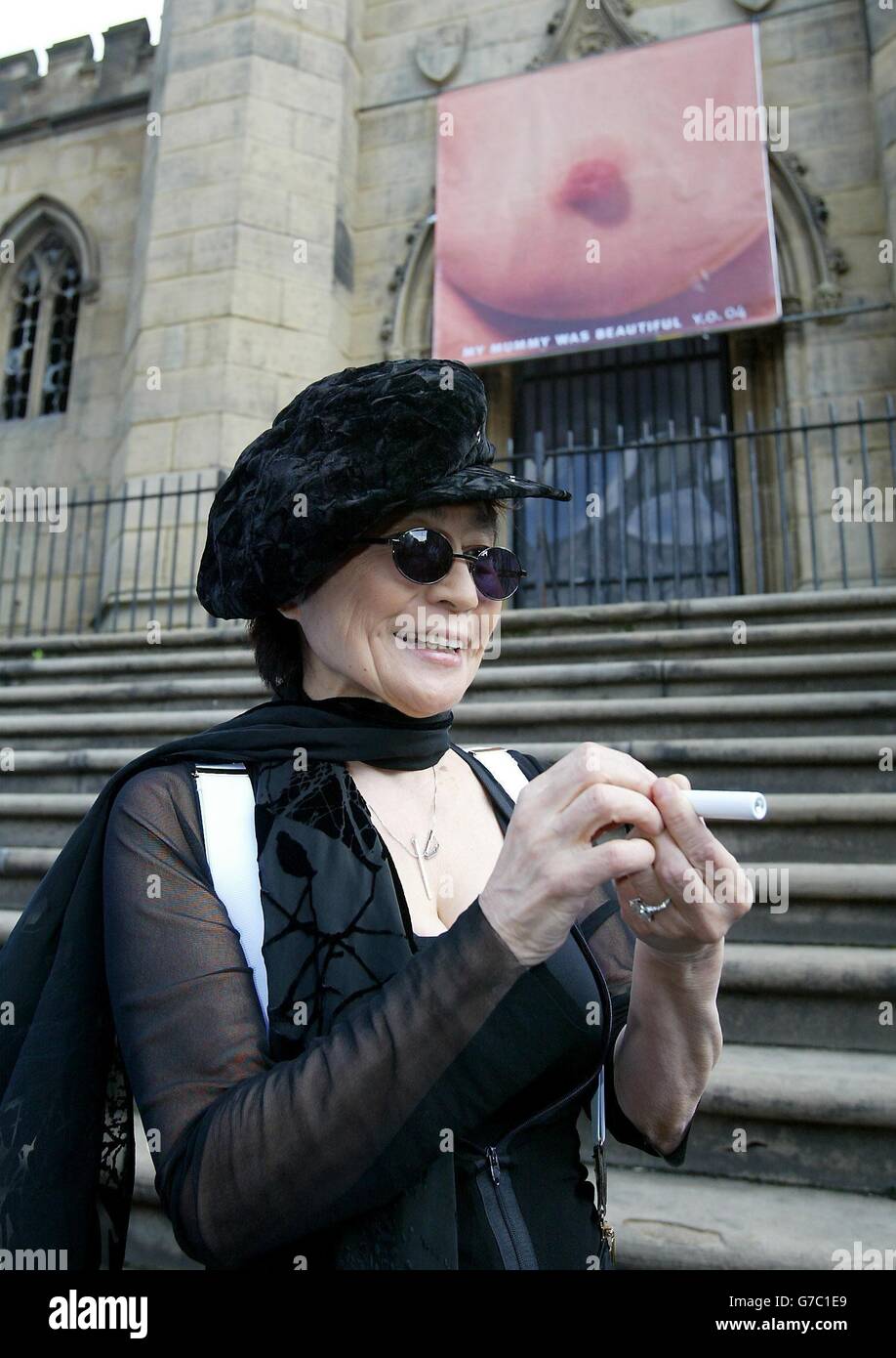 Yoko Ono, vedova di John Lennon, presenta oggi la sua ultima controversa opera d'arte nella città natale di Beatle.Yoko Ono svela la sua controversa opera d'arte chiamata My Mummy was beautiful come parte della Biennale Internazionale di Liverpool alla St Lukes Church a Liverpool. Foto Stock