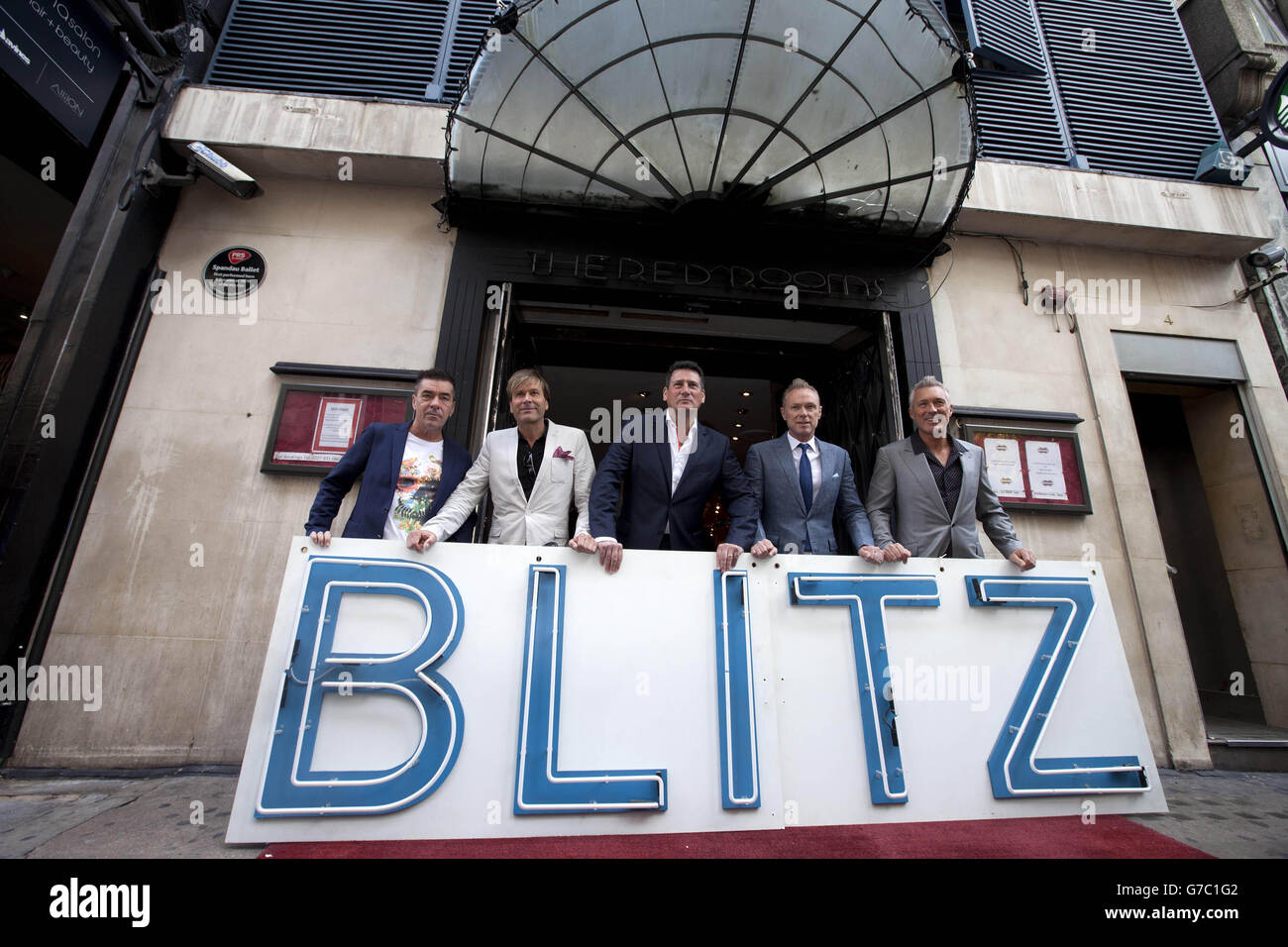 Spandau Ballet (da sinistra a destra) John Keeble, Steve Norman, Tony Hadley, Gary Kemp e Martin Kemp presentano il loro PRS per il Premio del patrimonio musicale nel luogo di uno dei loro primi concerti, l'ex Blitz Club a Covent Garden, Londra. Foto Stock
