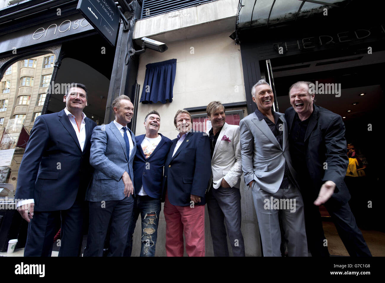 Guy Fletcher, PRS Presidente (centro), E Rusty Egan, Blitz Club DJ (a destra), con Spandau Ballet (da sinistra a destra) Tony Hadley, Gary Kemp, John Keeble, Steve Norman e Martin Kemp svelano le band PRS for Music Heritage Award nel luogo di uno dei loro primi concerti, l'ex Blitz Club a Covent Garden, Londra. Foto Stock