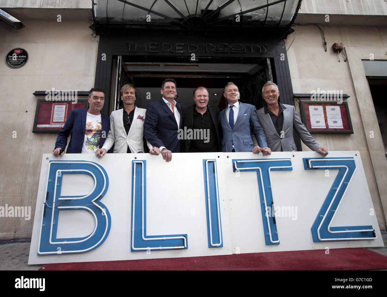 Rusty Egan, Blitz Club DJ (centro), e Spandau Ballet (da sinistra a destra) John Keeble, Steve Norman, Tony Hadley, Gary Kemp e Martin Kemp presentano il PRS for Music Heritage Award della band nel sito di uno dei loro primi concerti, l'ex Blitz Club a Covent Garden, Londra. Foto Stock