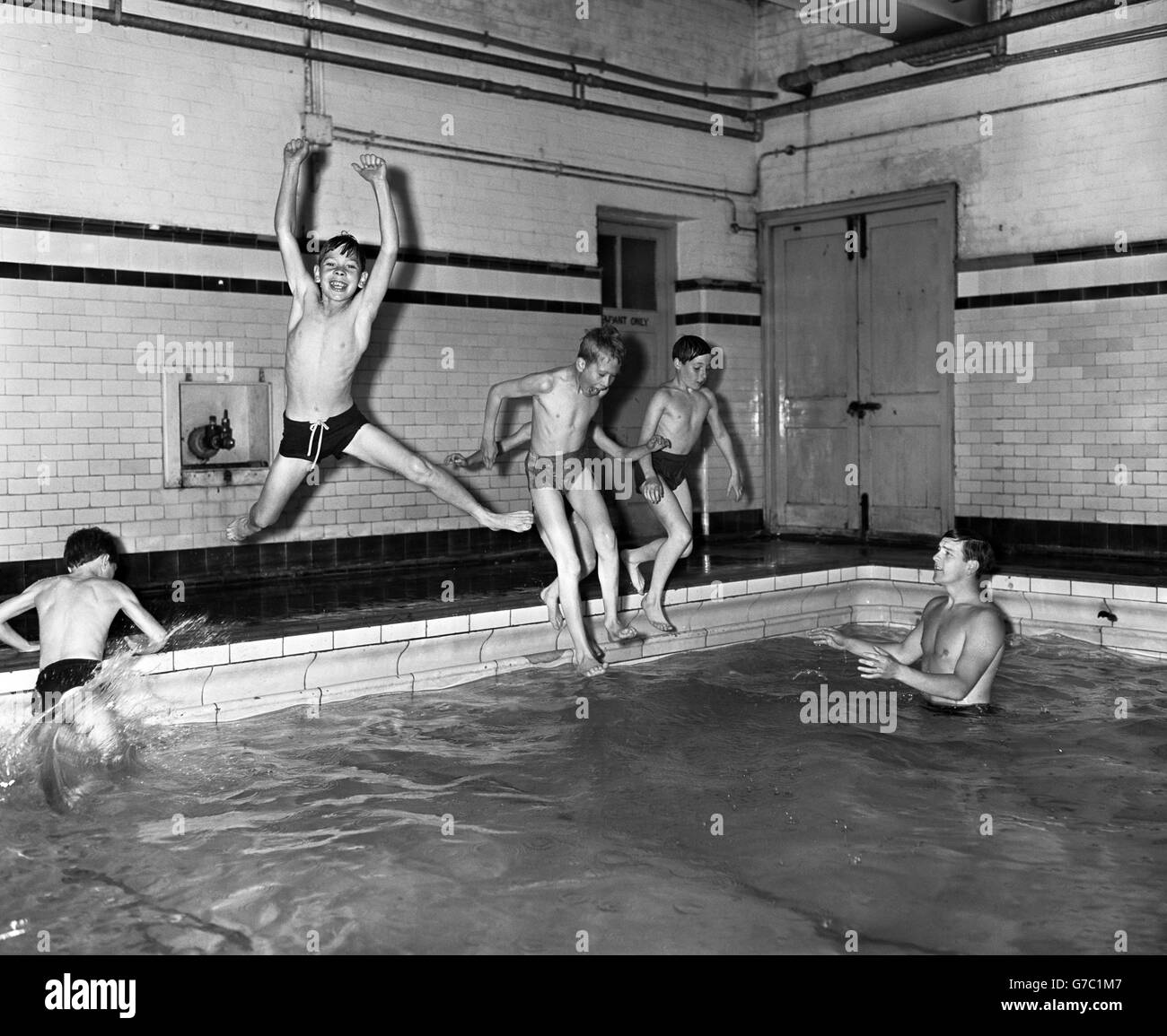 Nuoto - Gioventù Nuoto classe a Y.M.C.A - Russell Street, Londra Foto Stock