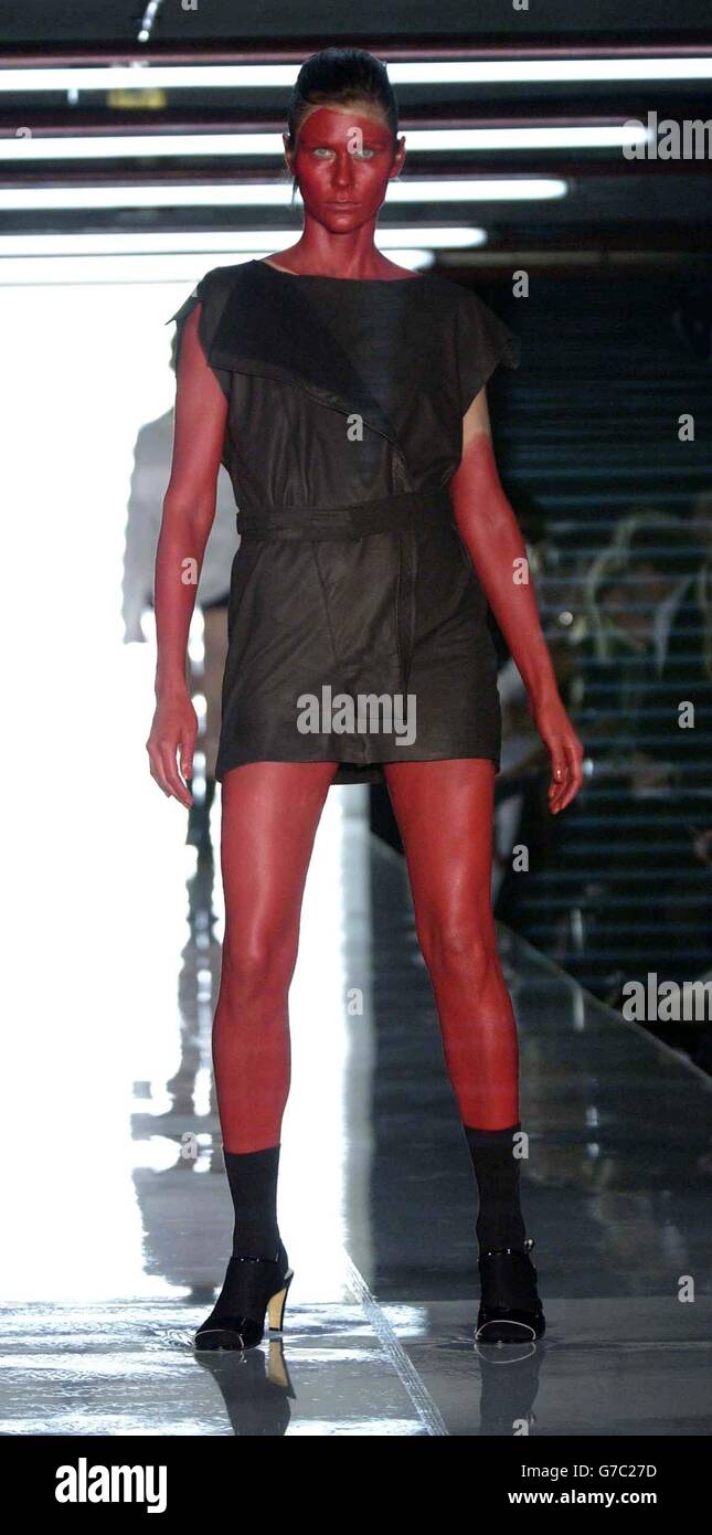 Un modello sulla passerella durante la sfilata della London Fashion Week Primavera/Estate 2005 del designer Jens Laugesen, tenutasi all'Ambasciata danese di Roayl a South Kensington, West London. Foto Stock