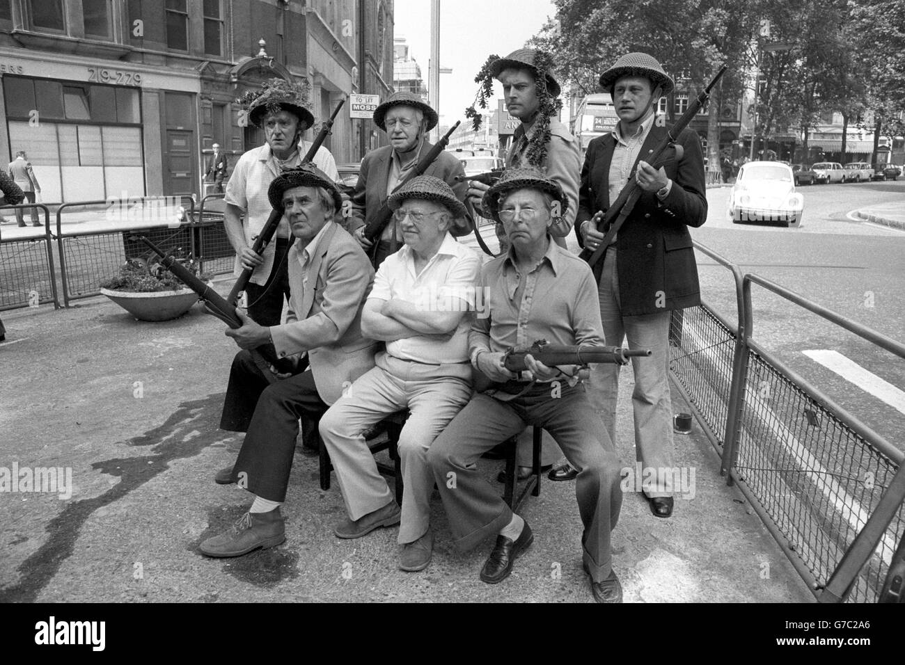 Le stelle dell'Esercito di papà promuovono il loro spettacolo del West End, che si aprirà al Teatro Shaftesbury. Indietro (l-r): Hamish Roughead, Arnold Ridley, Ian Lavender e John Bardon. Fronte: John le Mesurier, Arthur Lowe e Clive Dunn. Foto Stock