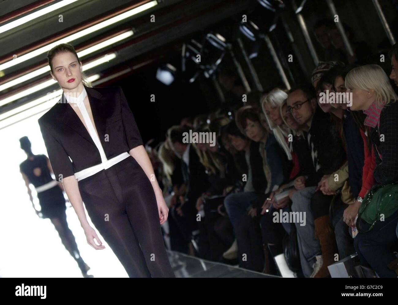 Un modello sulla passerella durante la sfilata della London Fashion Week Primavera/Estate 2005 del designer Jens Laugesen, tenutasi all'Ambasciata danese di Roayl a South Kensington, West London. Foto Stock