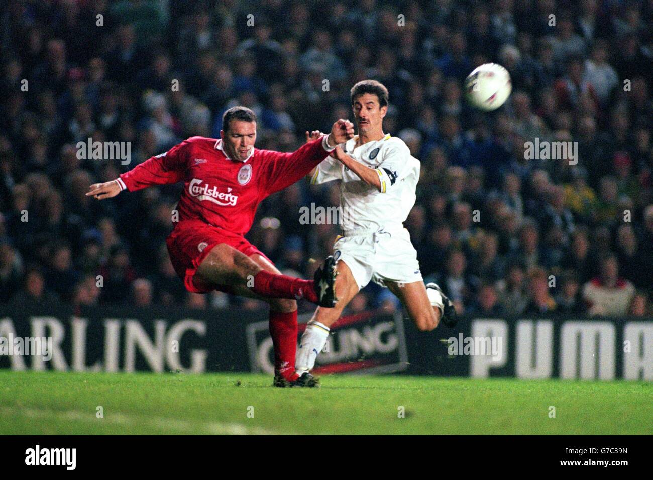 CALCIO - Premiership - Leeds United contro Liverpool. Neil Ruddock di Liverpool libera le sue linee con l'ex Red, ora attaccante di Leeds, Ian Rush Foto Stock