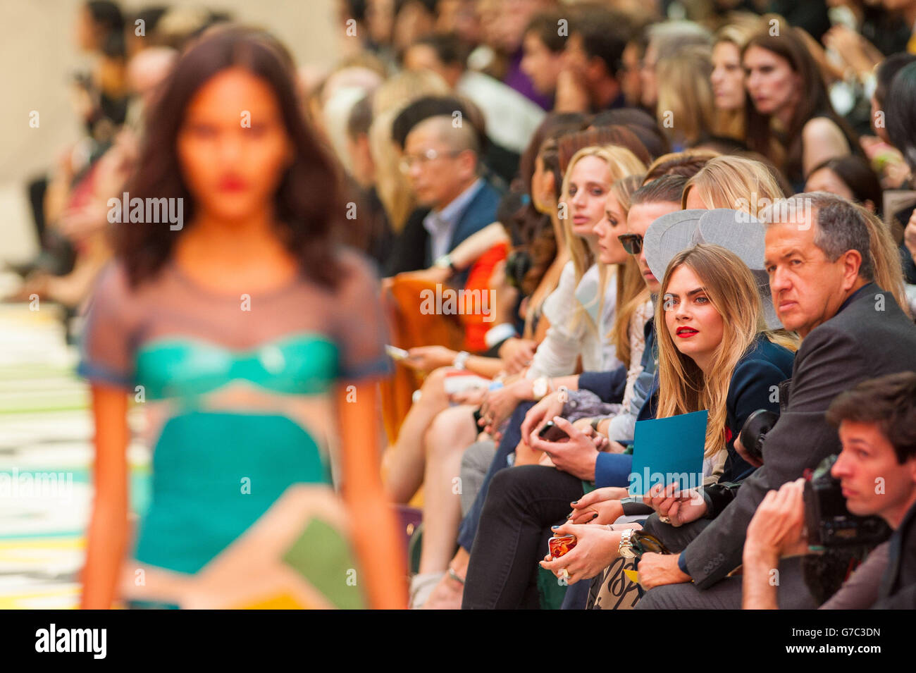 Cara Delevingne e Mario Testino guardano un modello sulla passerella per lo spettacolo di passerella femminile Burberry Prorsum all'Albert Memorial di Londra, durante la London Fashion Week. Foto Stock